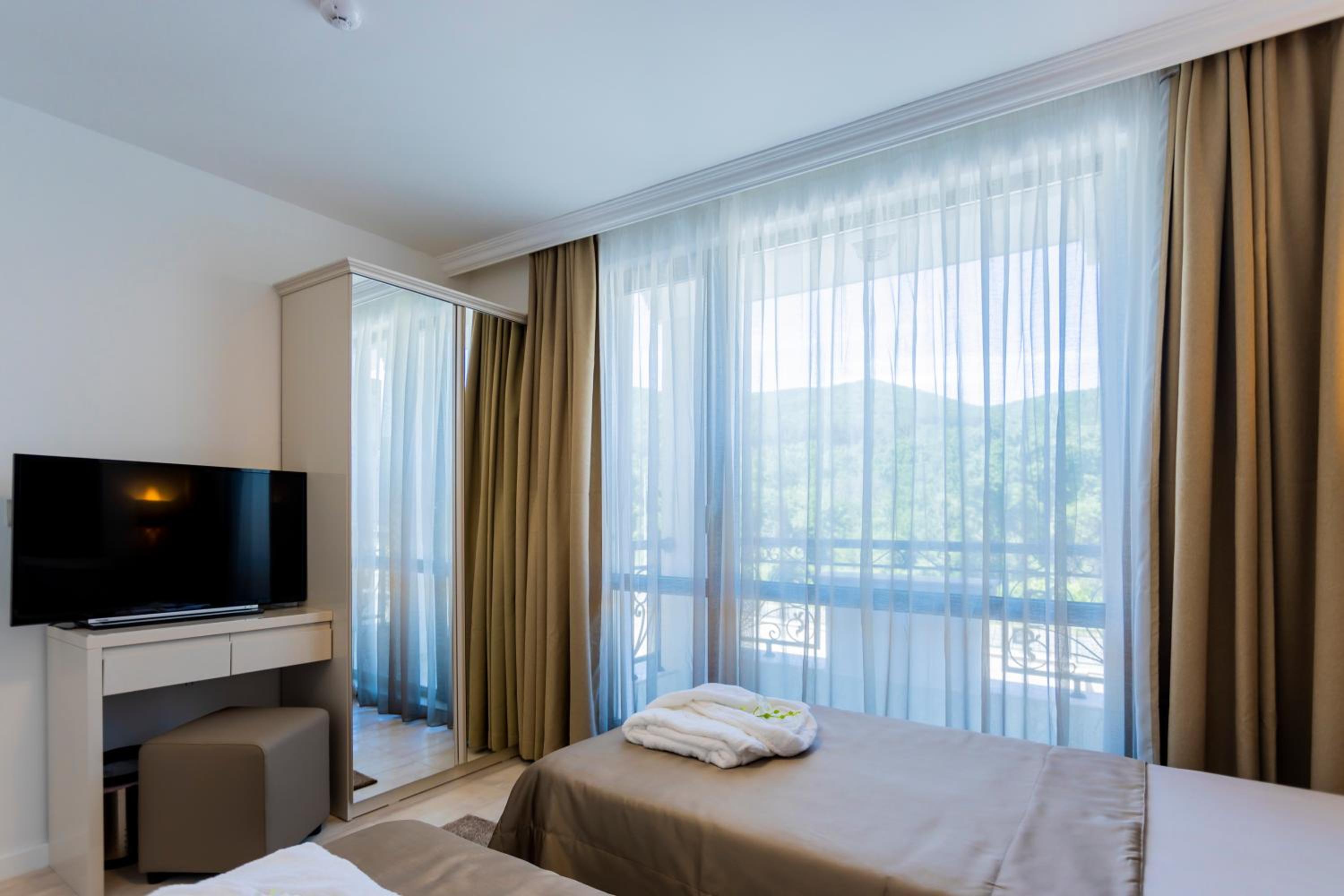 One-Bedroom Apartment with Mountain View - Photo 10