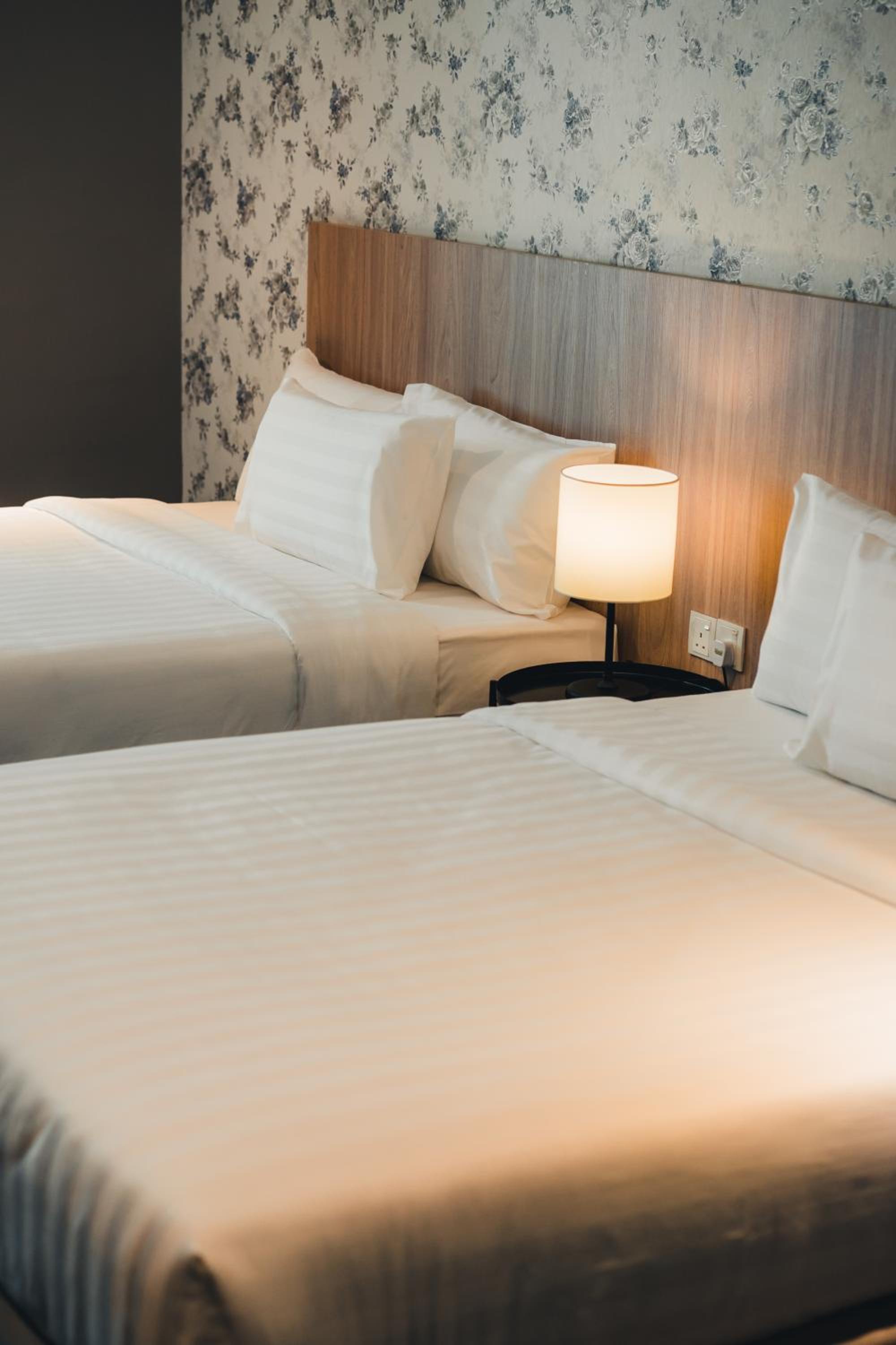 Deluxe Double Queen Room - Photo 6