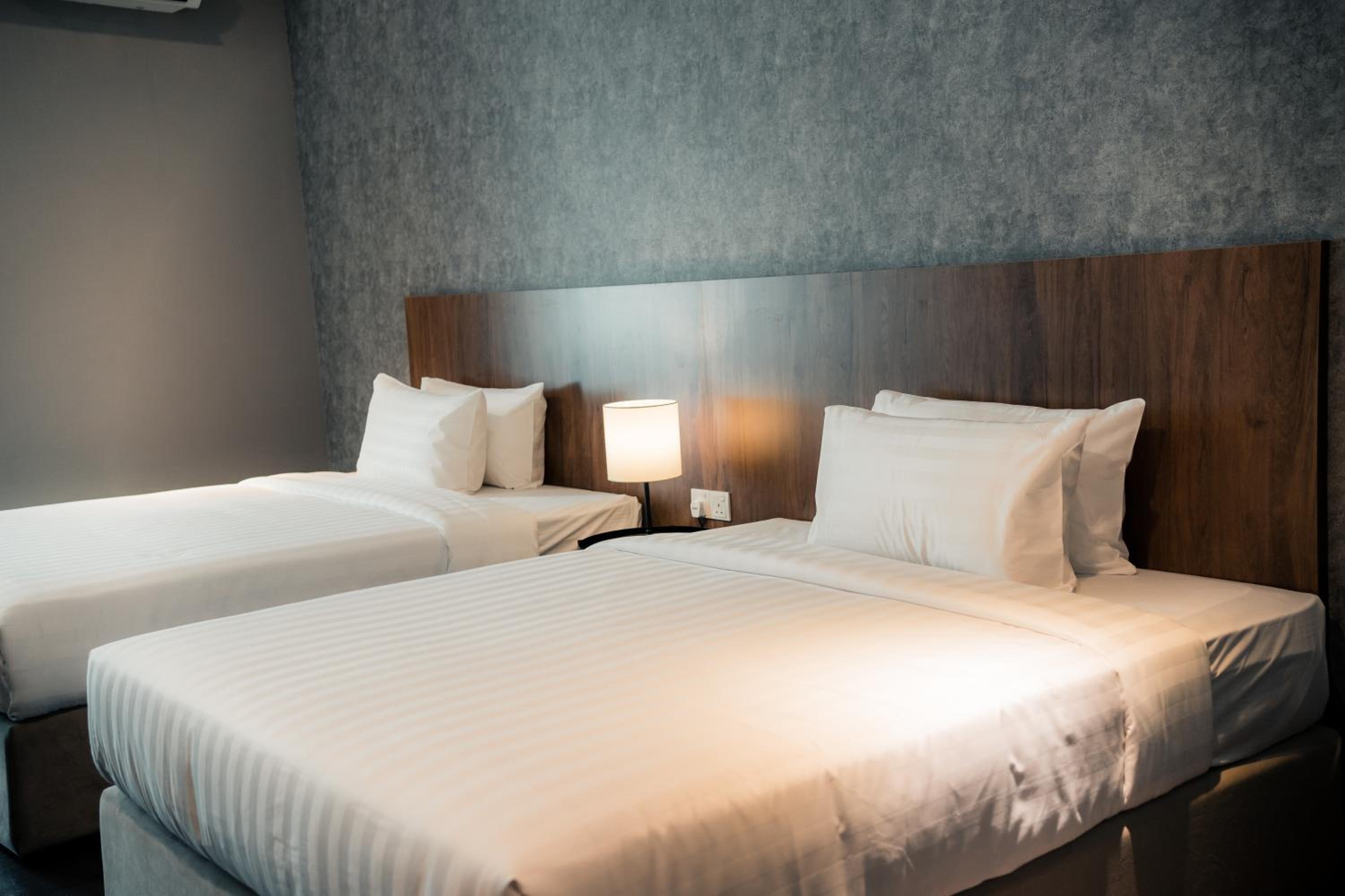 Deluxe Double Queen Room - Photo 12