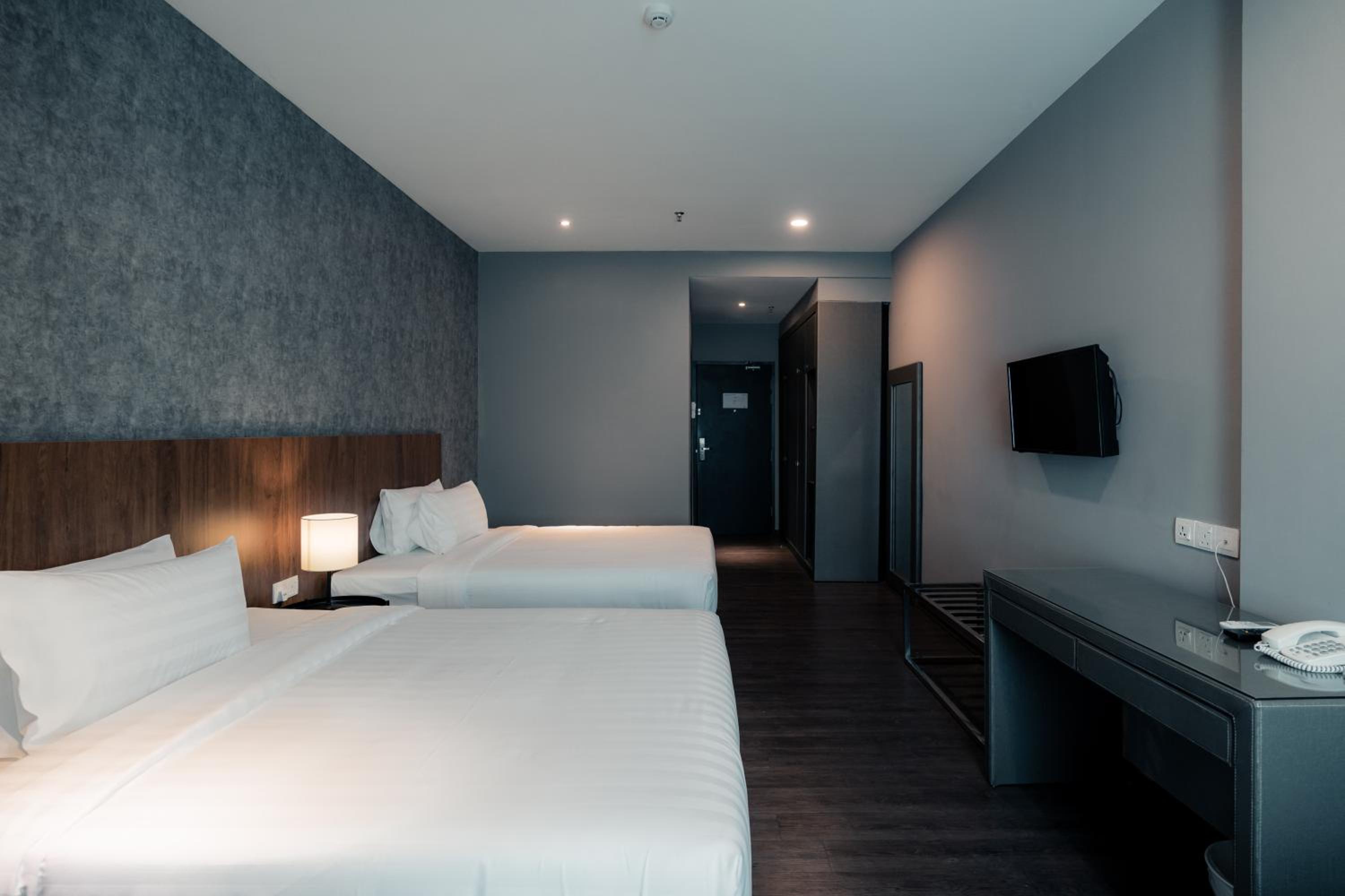 Deluxe Double Queen Room - Photo 28