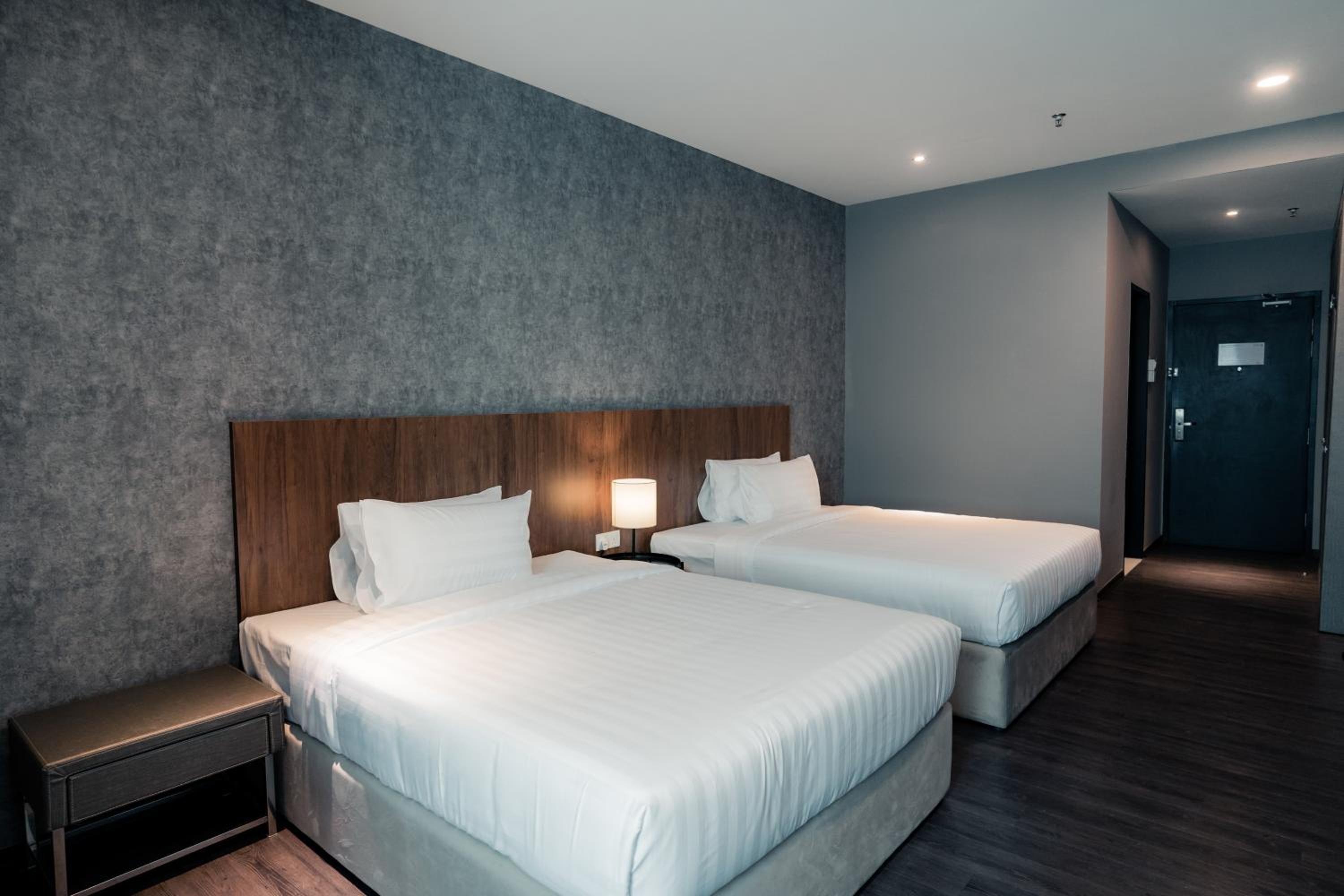 Deluxe Double Queen Room - Photo 29