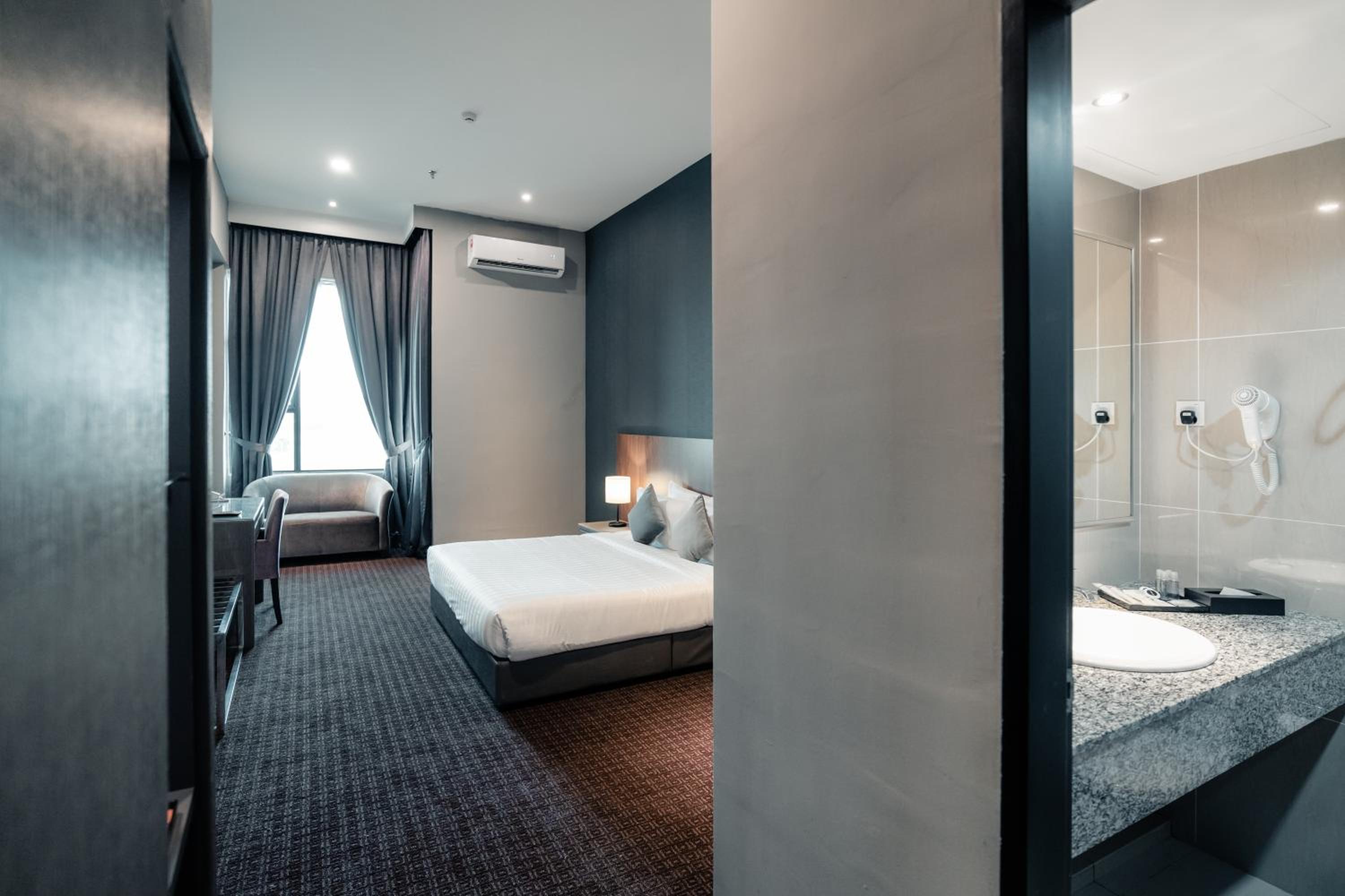 Premier King Room - Photo 22