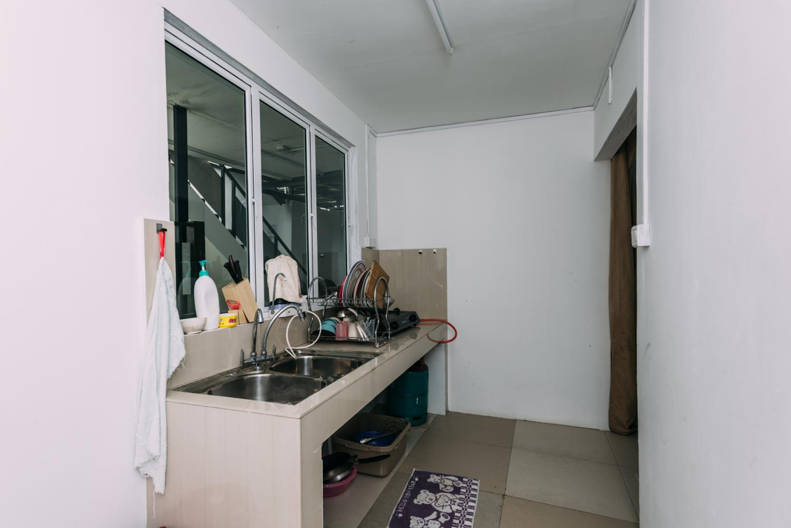 Family Studio ( 5 Adults ) photo 3