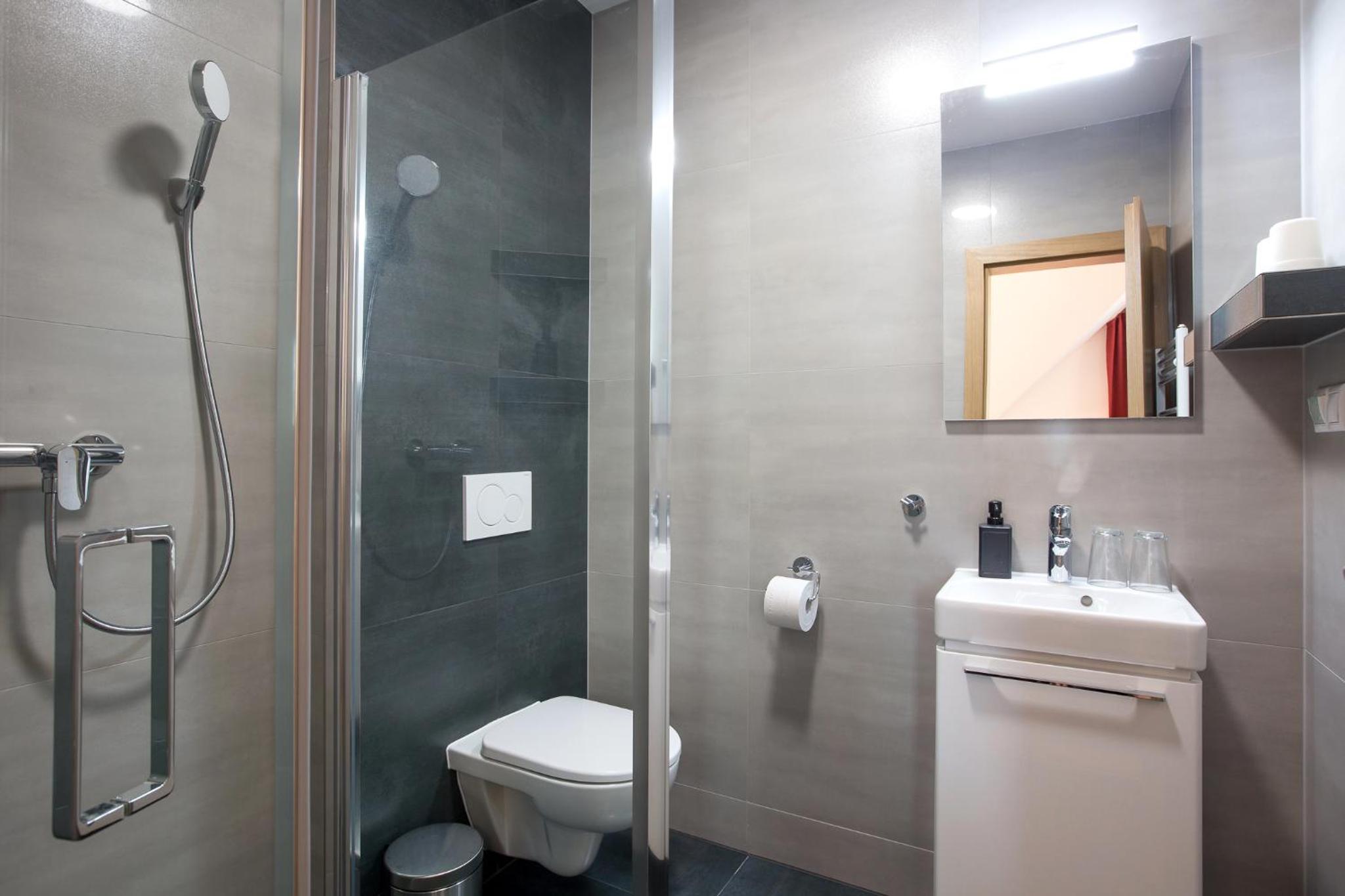 Deluxe Double Room (2 Adults + 1 Child) - Photo 4