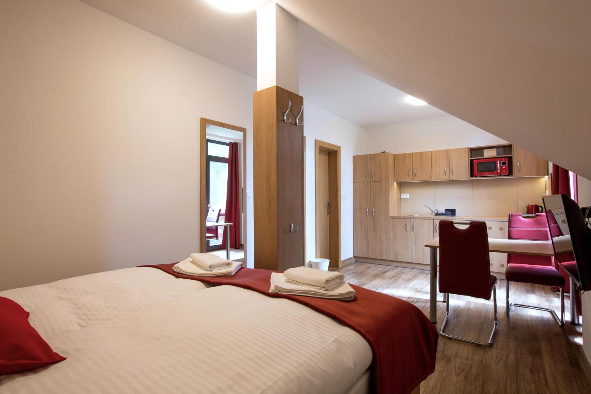 Deluxe Double Room (2 Adults + 1 Child) - Photo 1