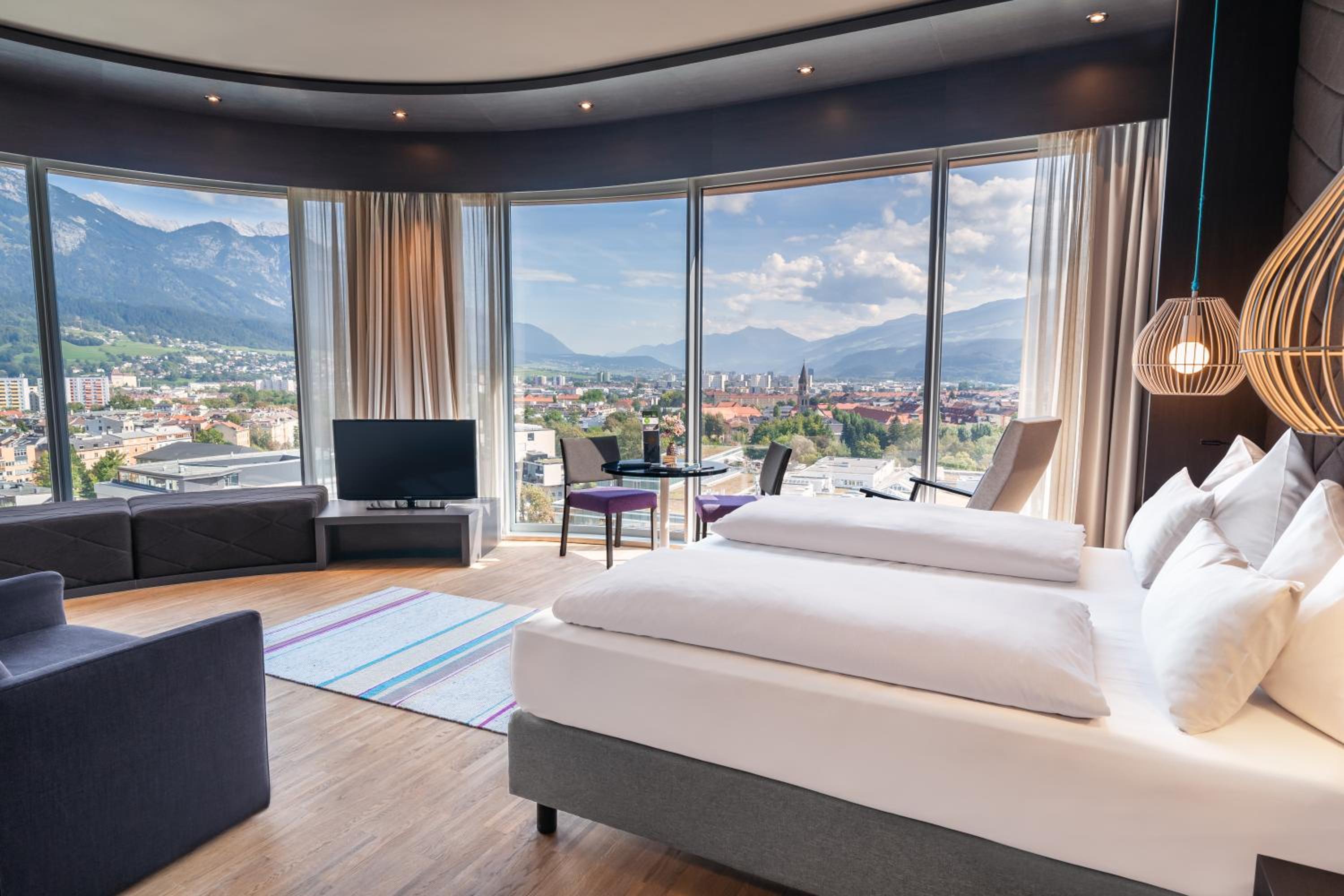 Deluxe Double Room thumbnail 5