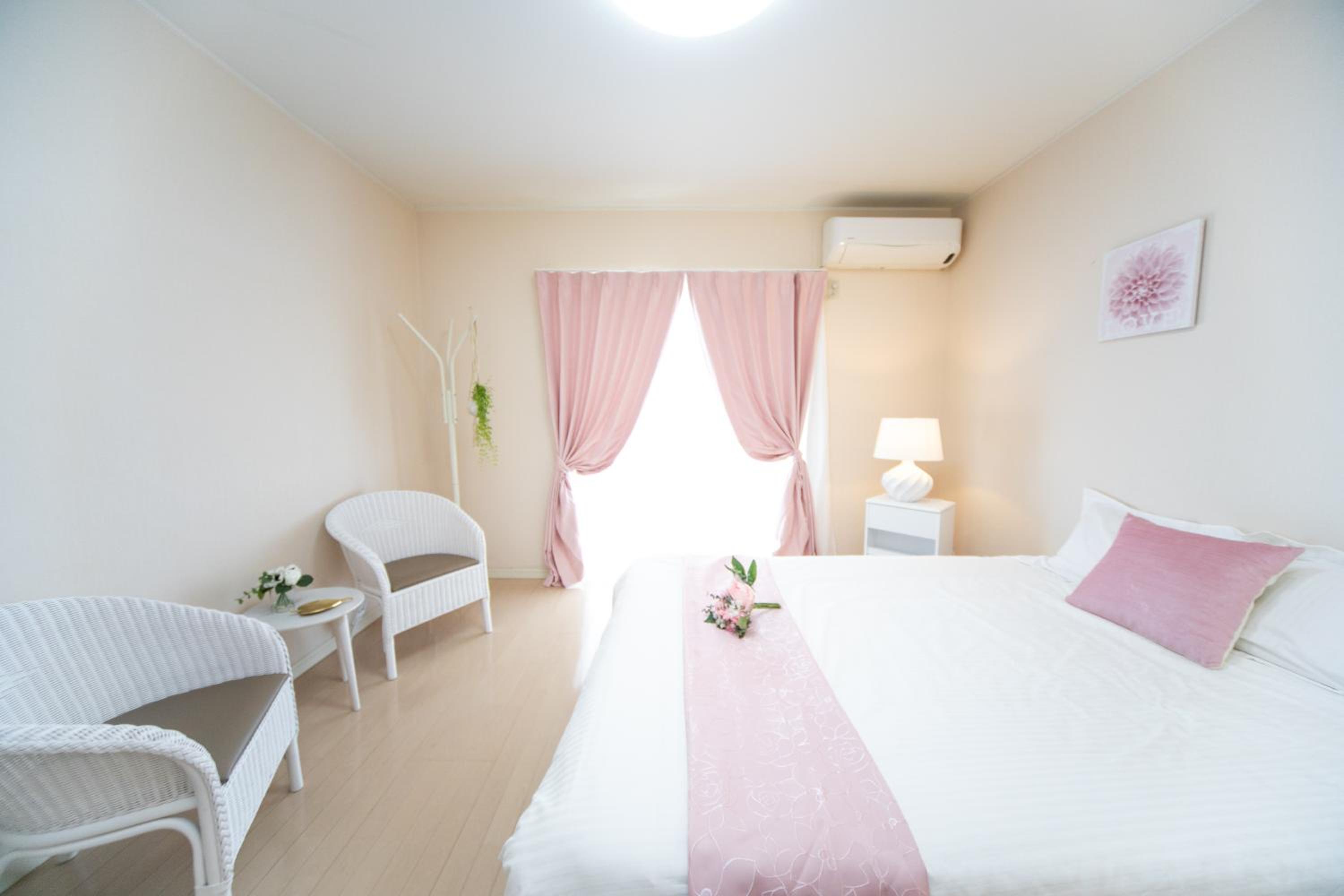 Five-Bedroom House - Photo 1