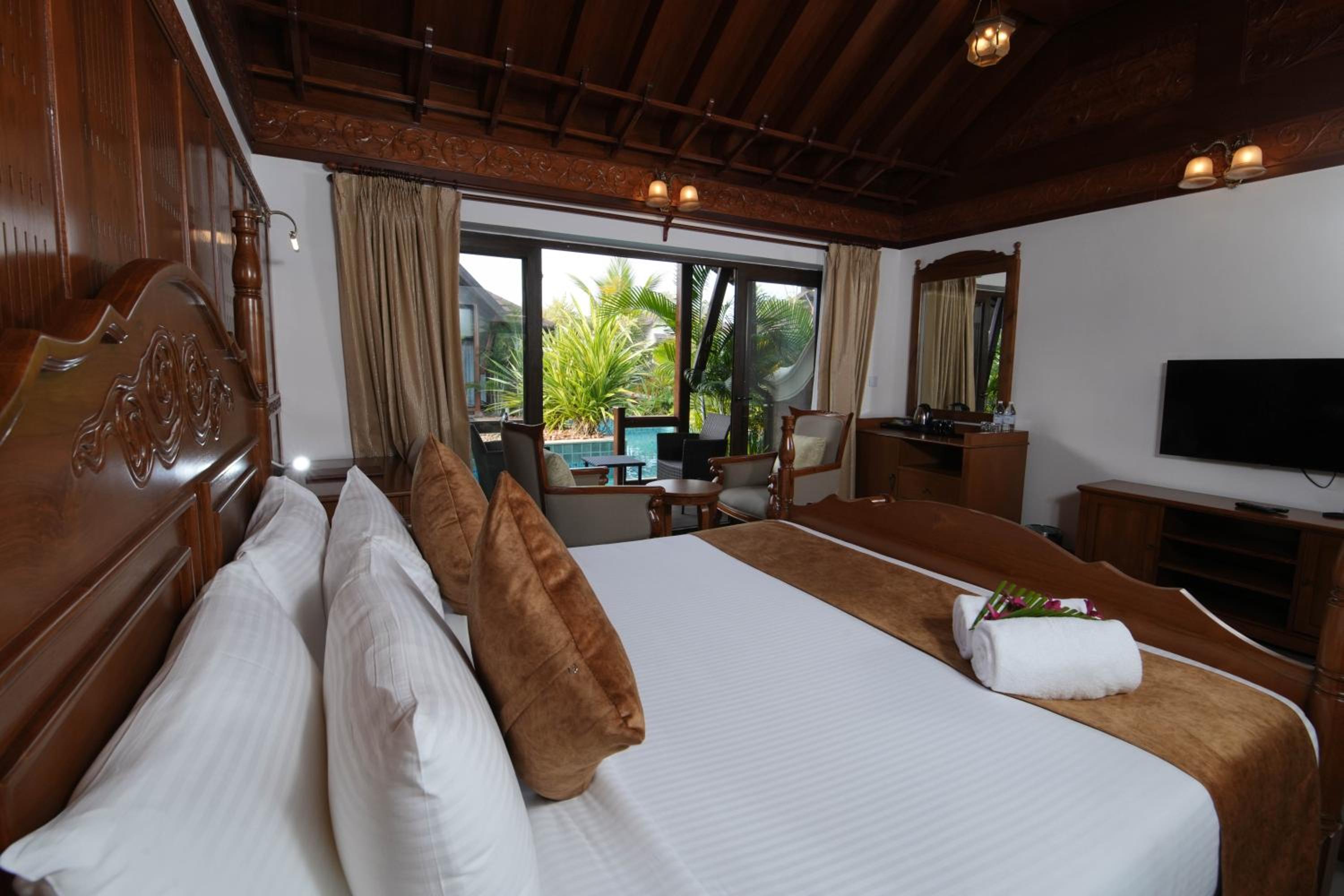 King Room with Pool View - Photo 22