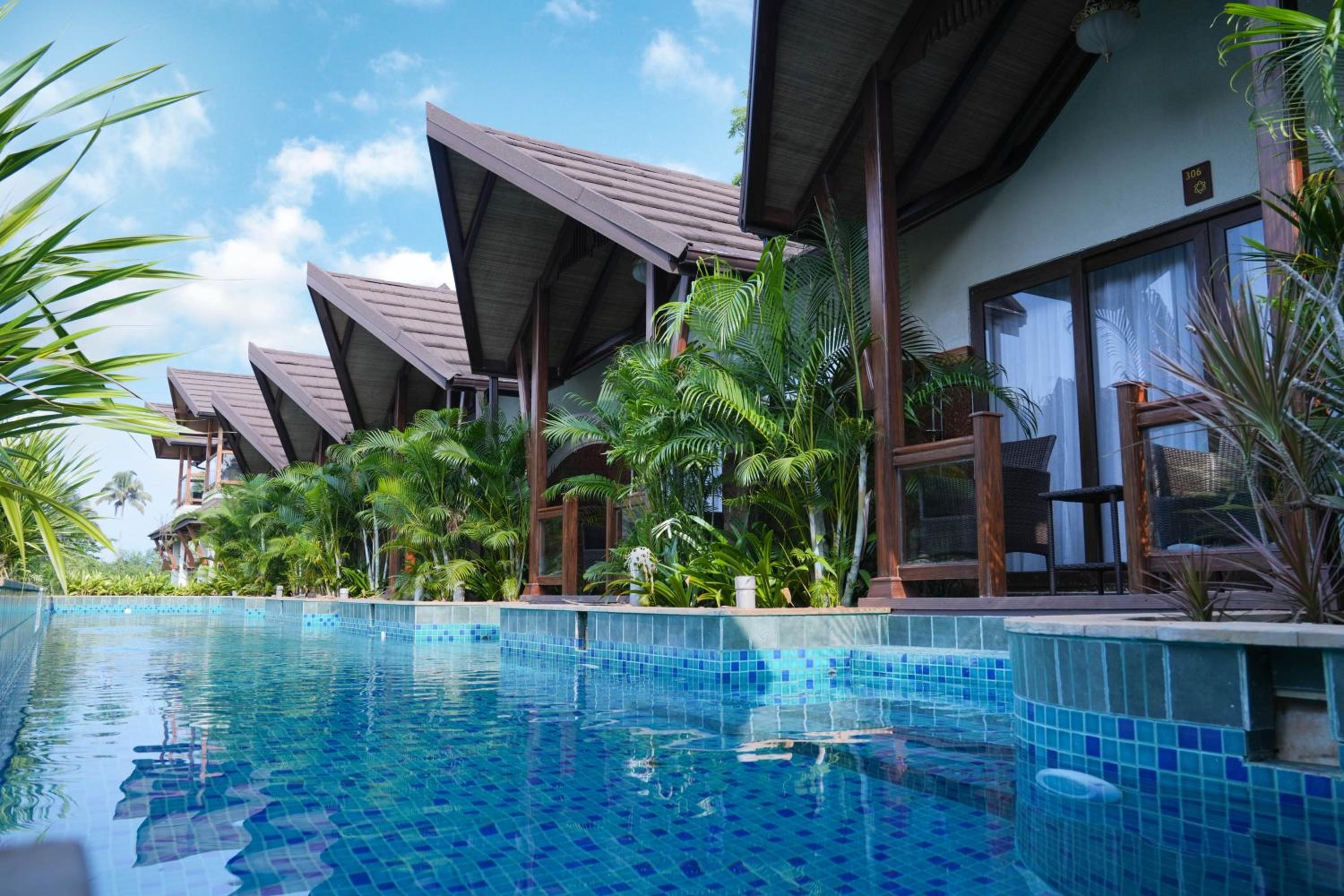 King Room with Pool View - Photo 20