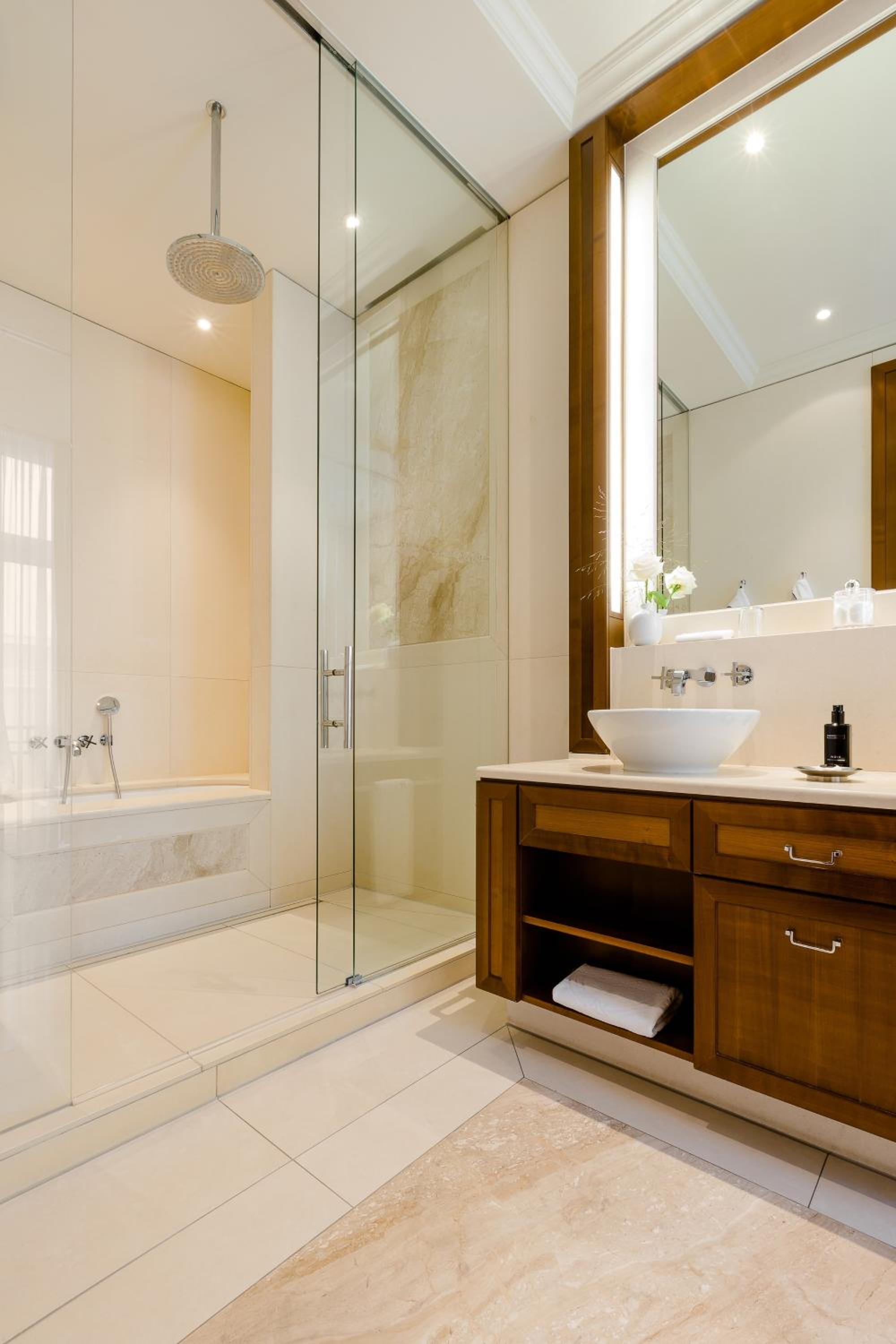Deluxe Double or Twin Room thumbnail 5
