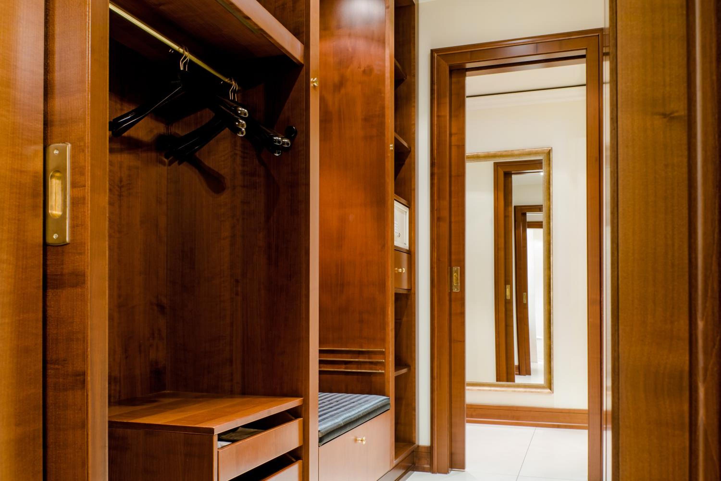 Executive Suite - Photo 7