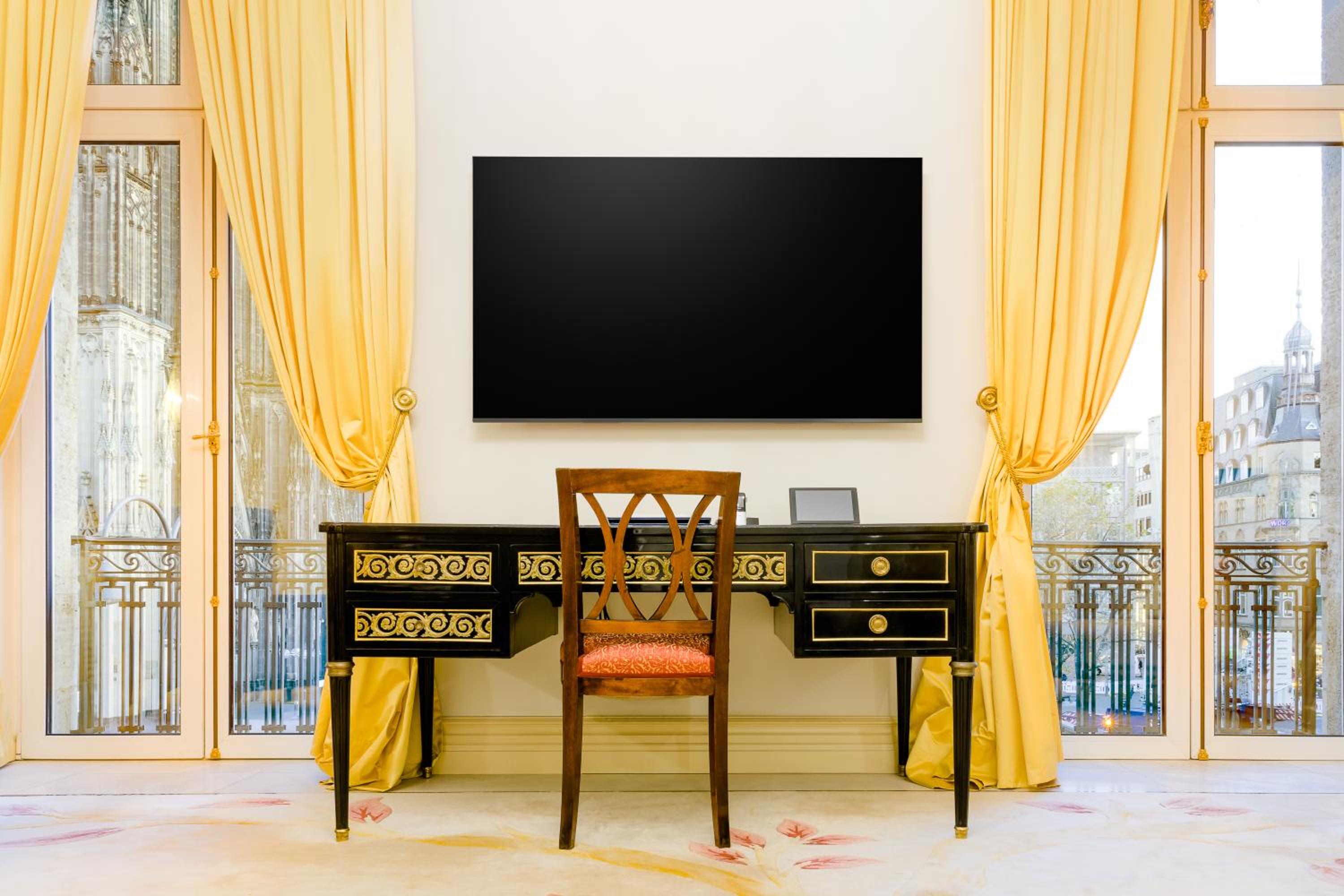 Excelsior Suite - Photo 7