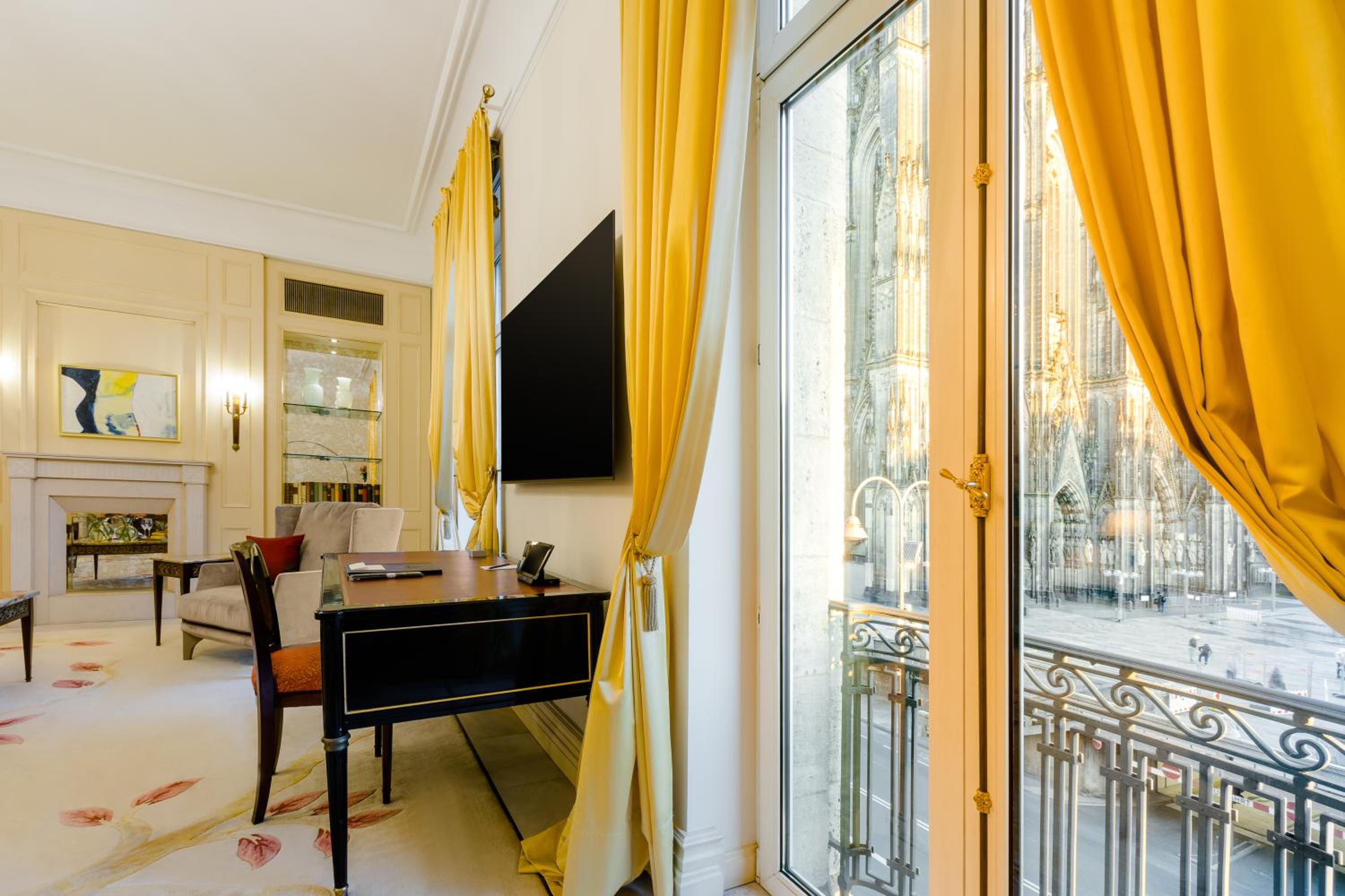 Excelsior Suite - Photo 8
