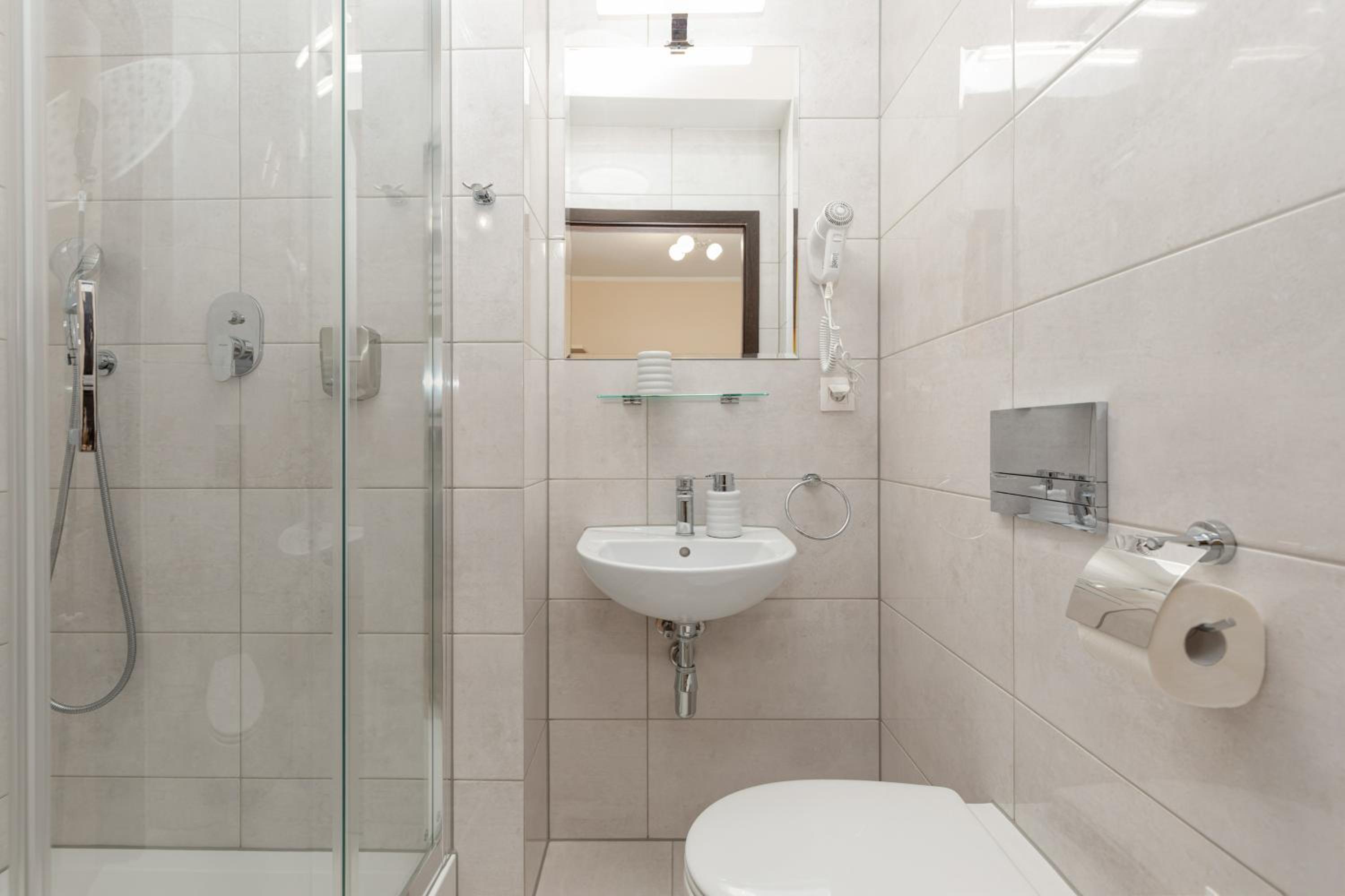 Double Room with Balcony - Photo 12