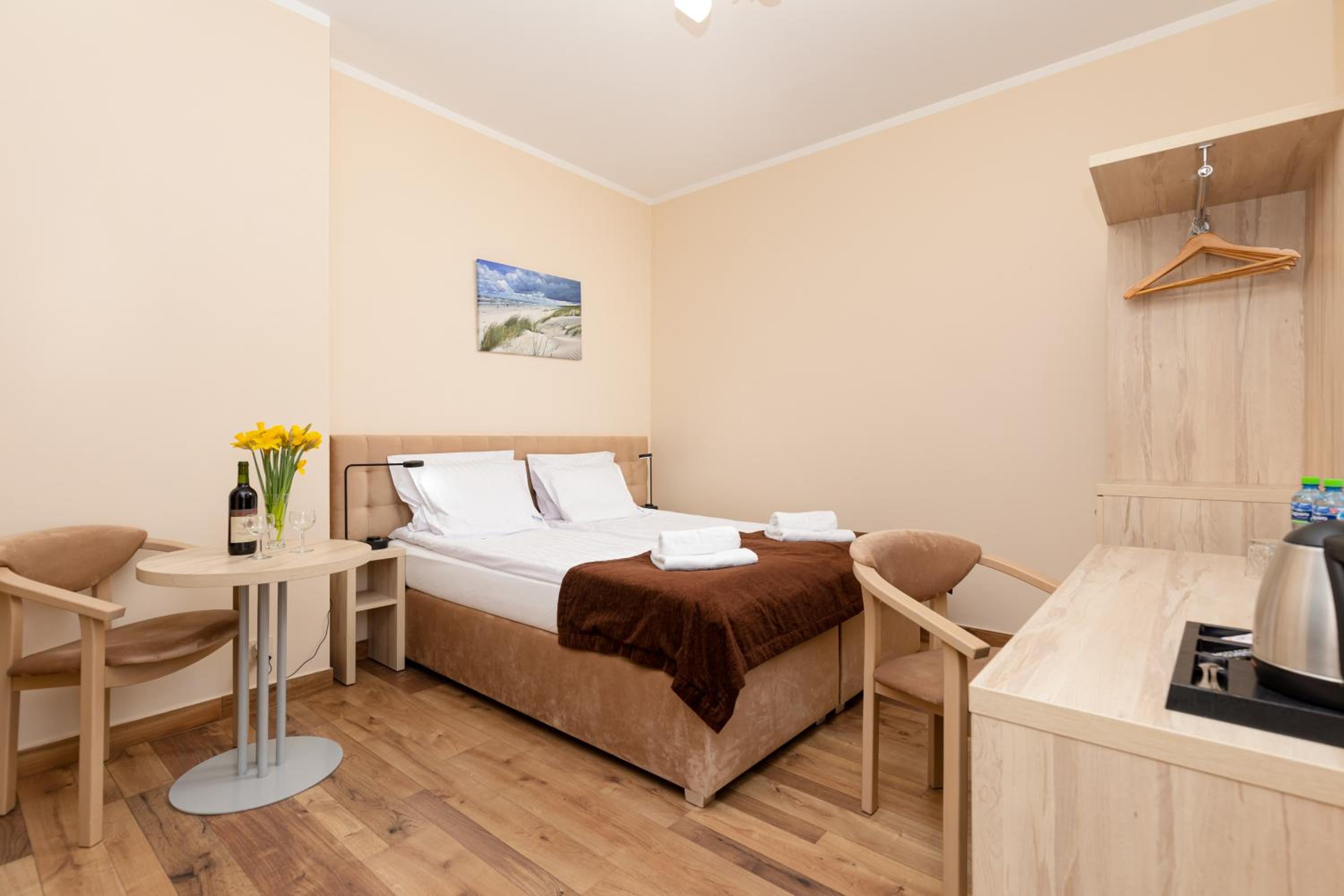 Double Room with Balcony - Photo 6