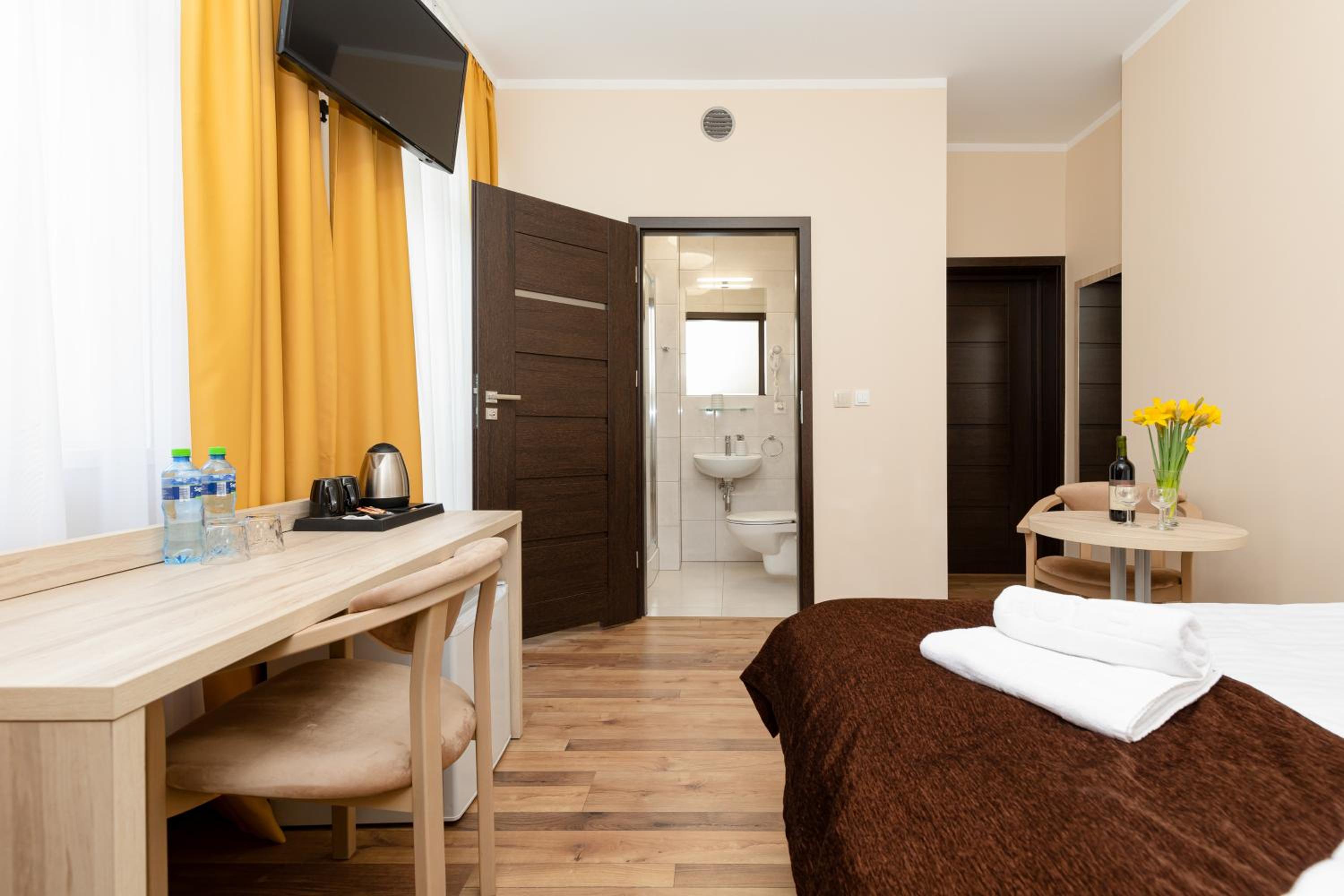 Double Room with Balcony - Photo 10