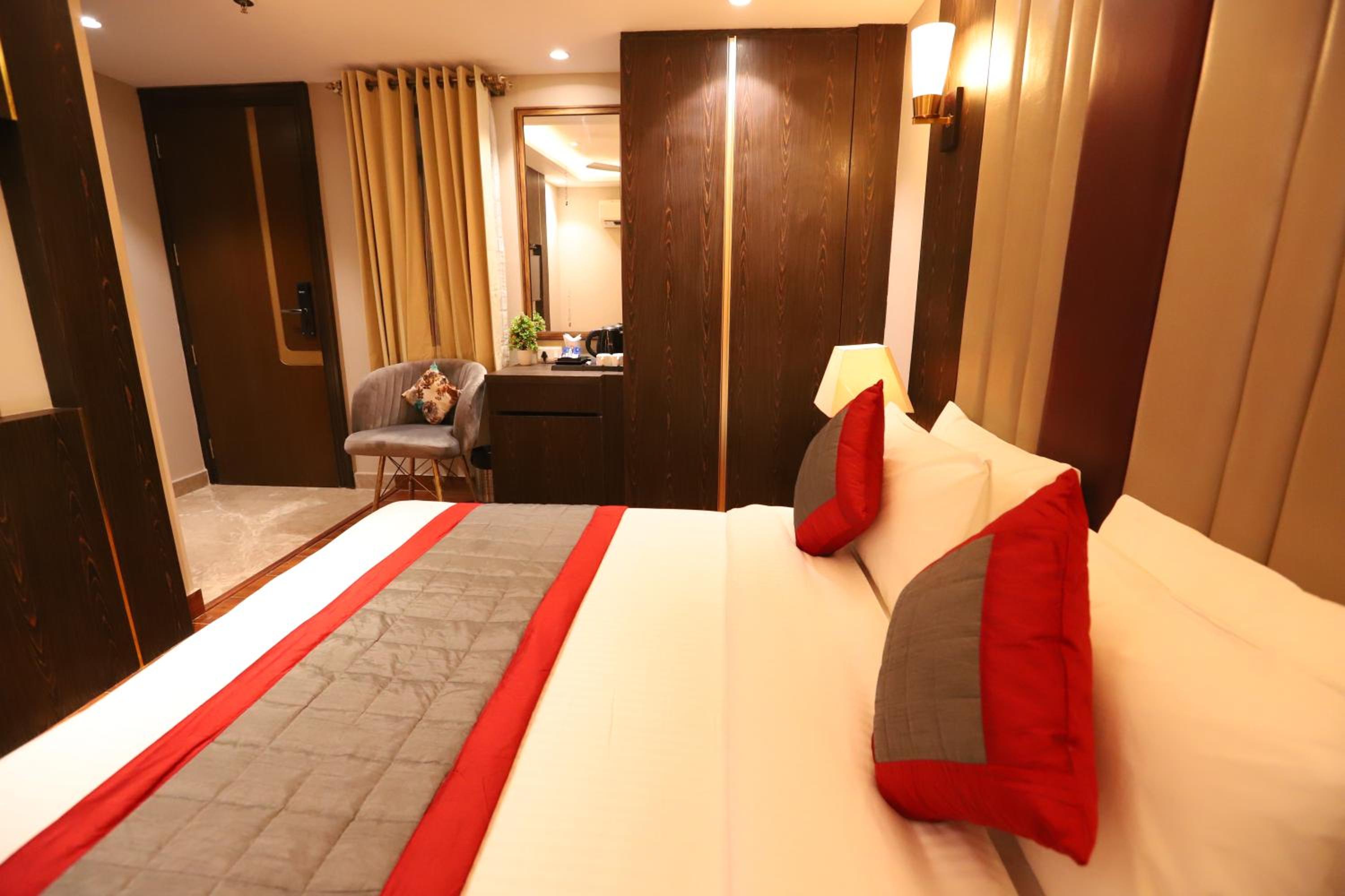 Deluxe Double Room - Photo 8