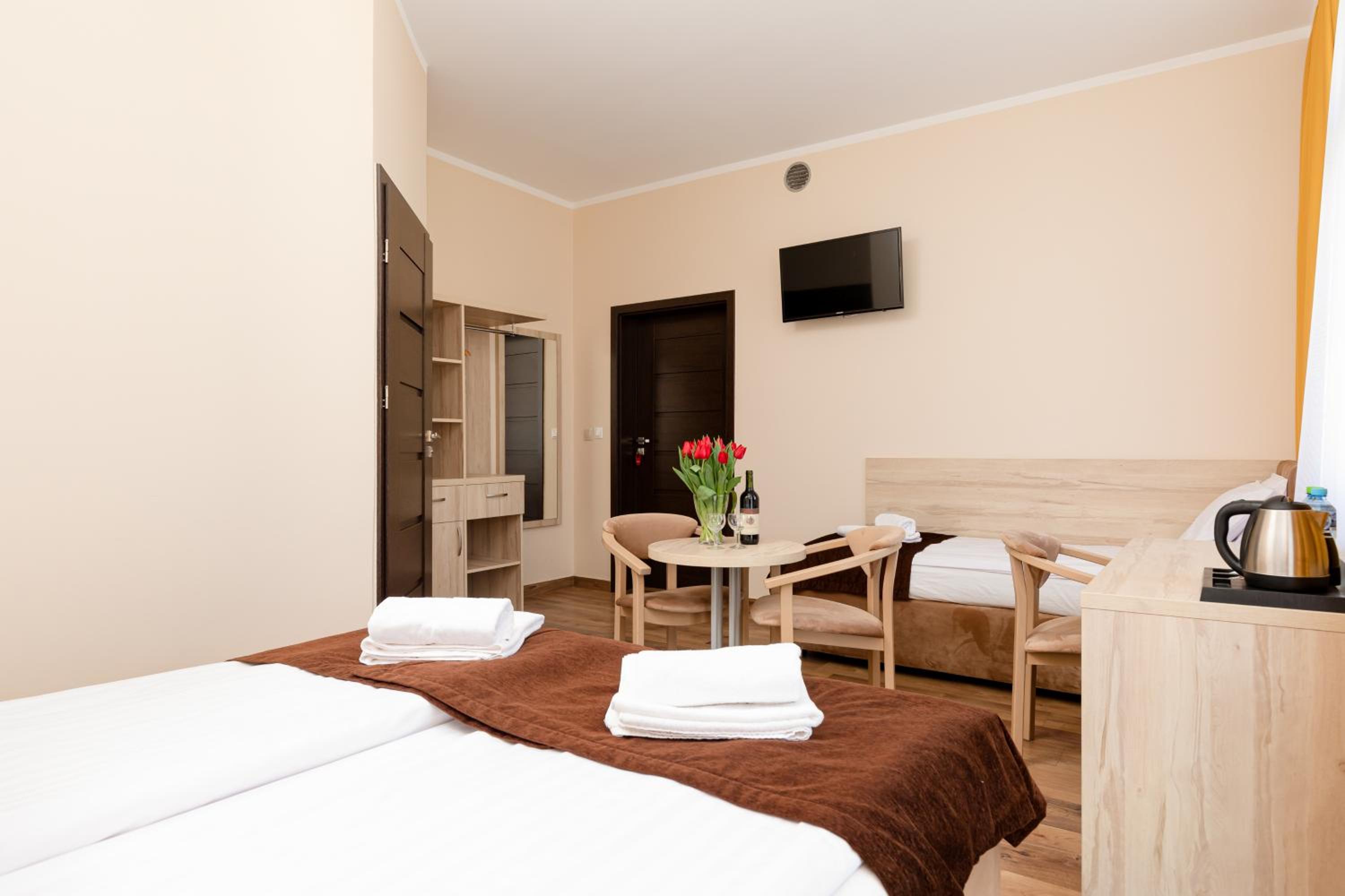 Triple Room with Balcony - Photo 10