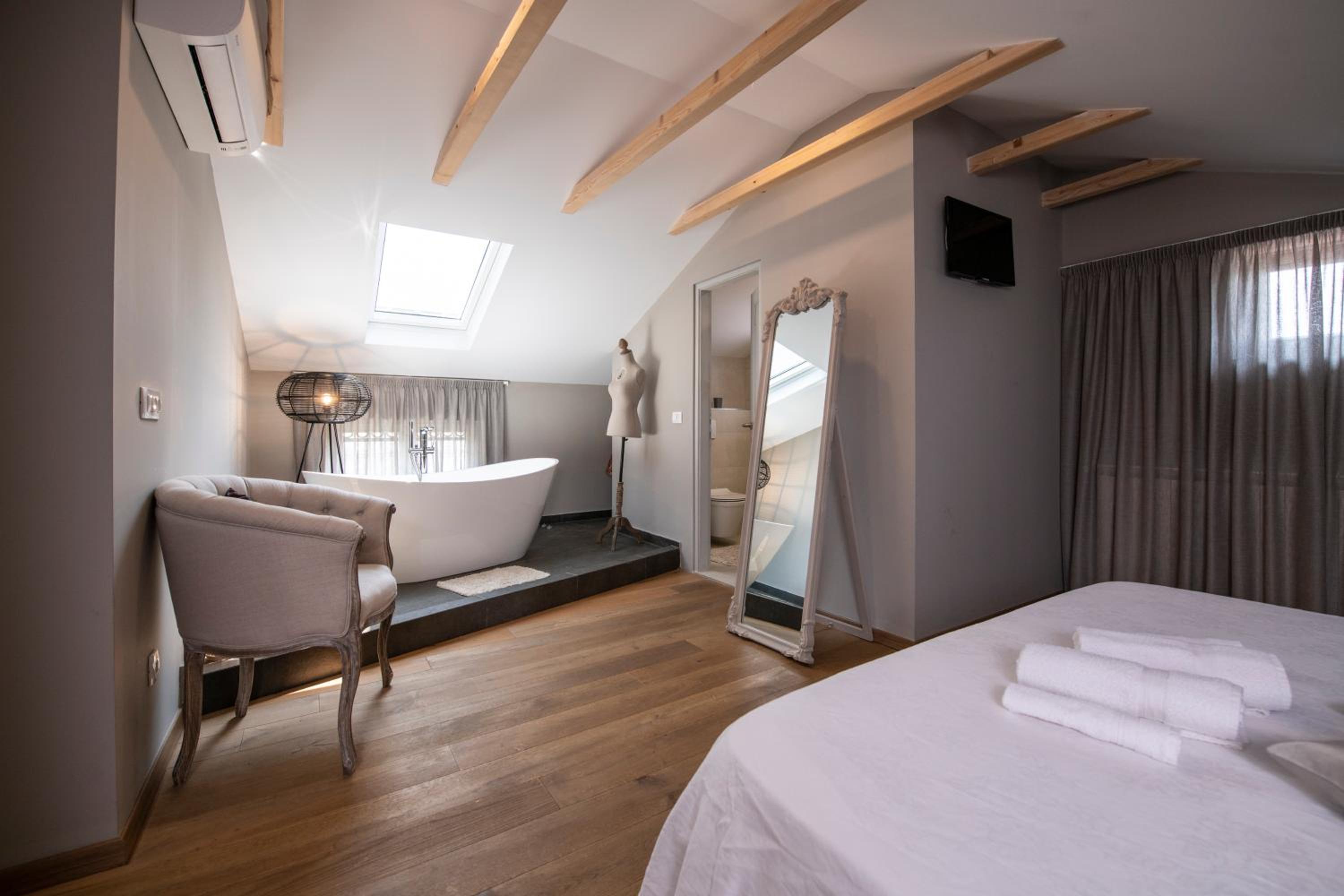 Deluxe Double Room with Bath photo 1