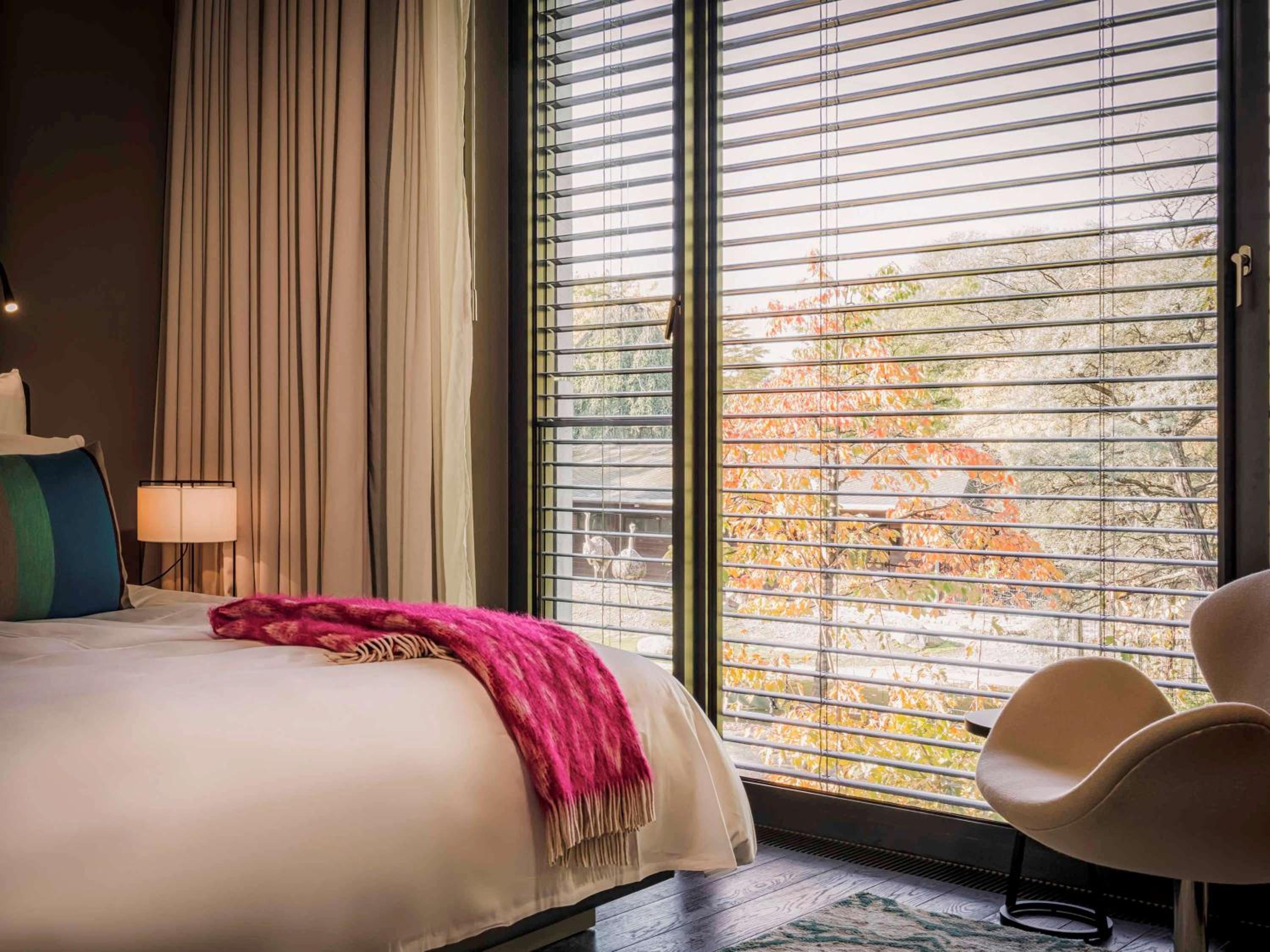 SO Stue Zimmer mit Kingsize-Bett und Aussicht