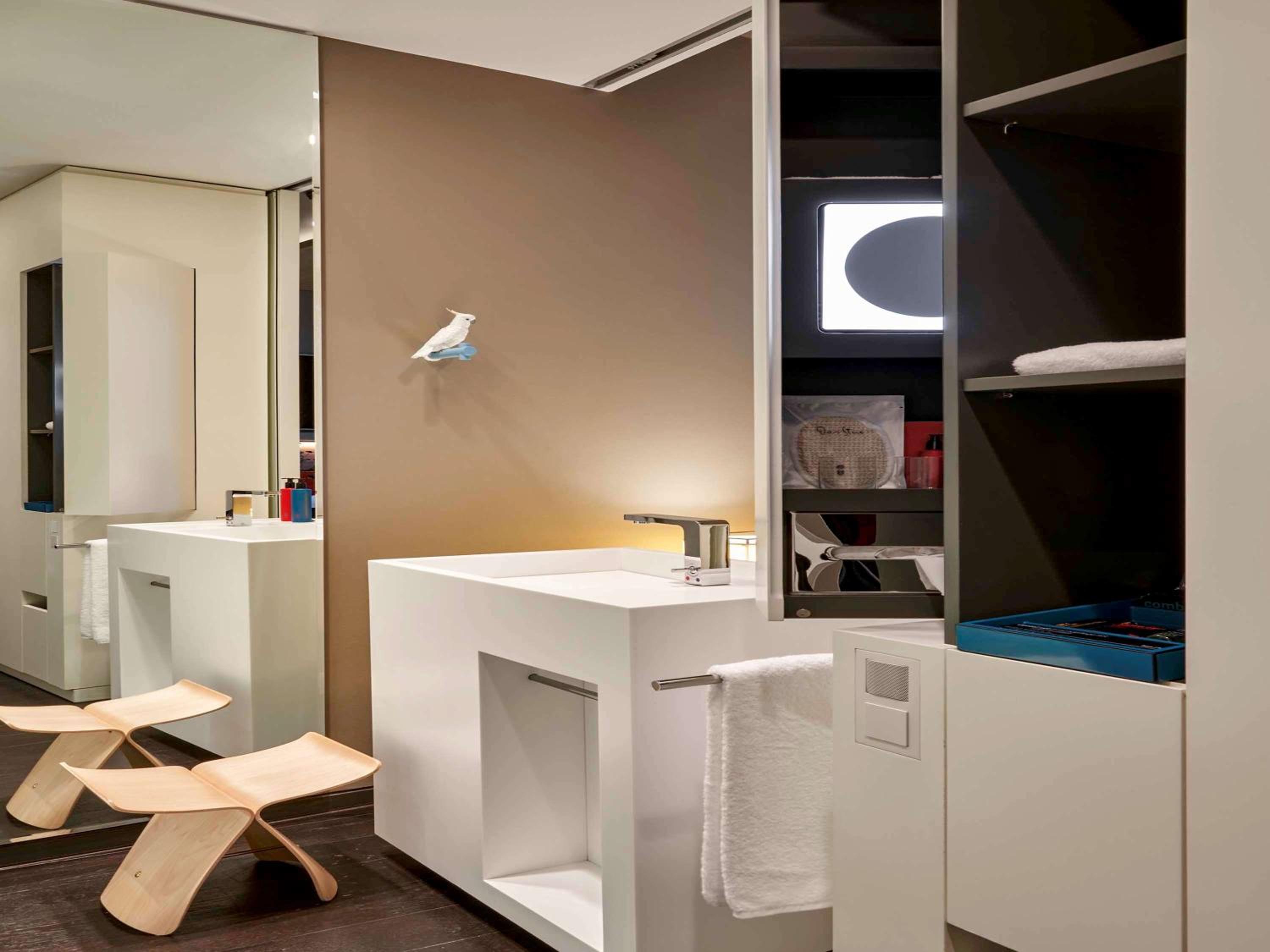 SO Stue Zimmer mit Kingsize-Bett und Aussicht