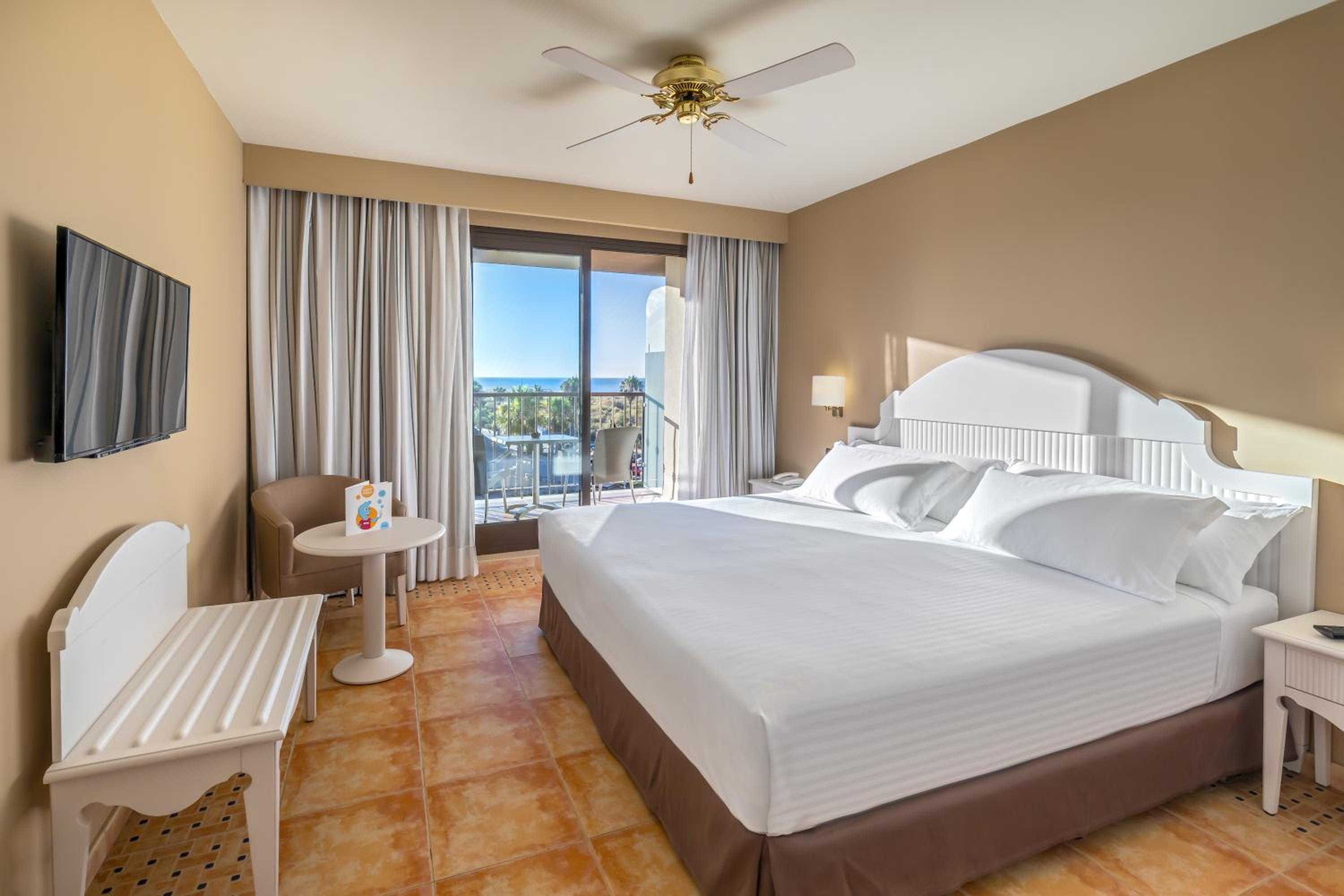 Deluxe One-Bedroom Apartment with Sea Views (2 Adults + 2 Children) - Photo 2