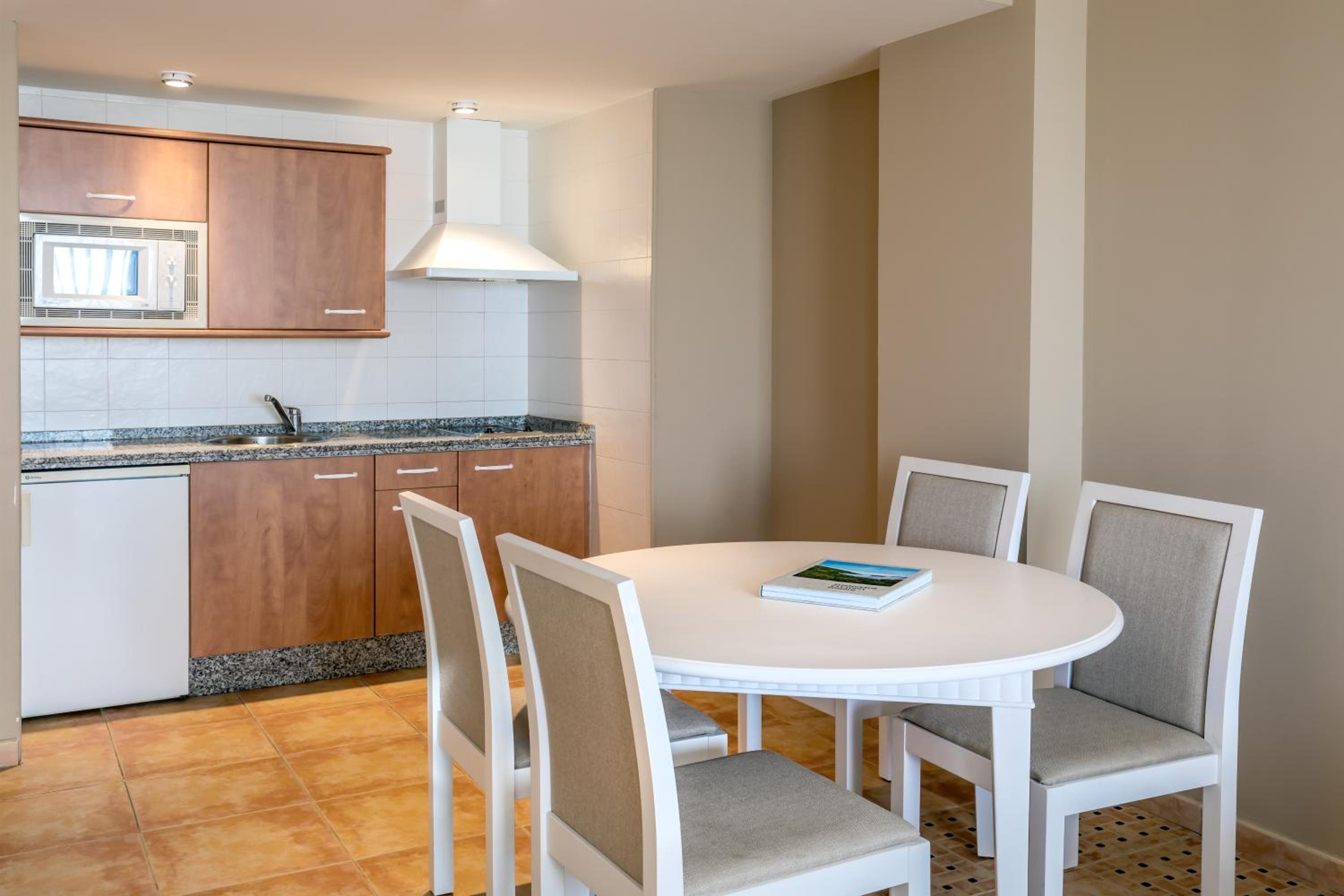 Deluxe One-Bedroom Apartment (2 adults + 1 child) - Photo 5