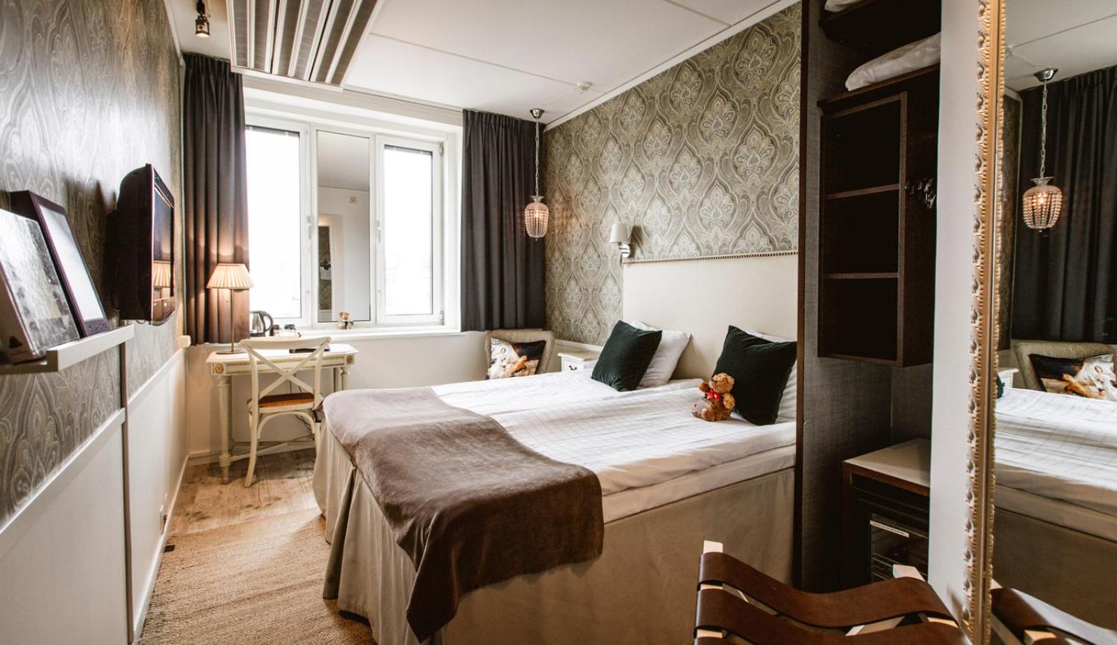 Standard Twin Room thumbnail 6