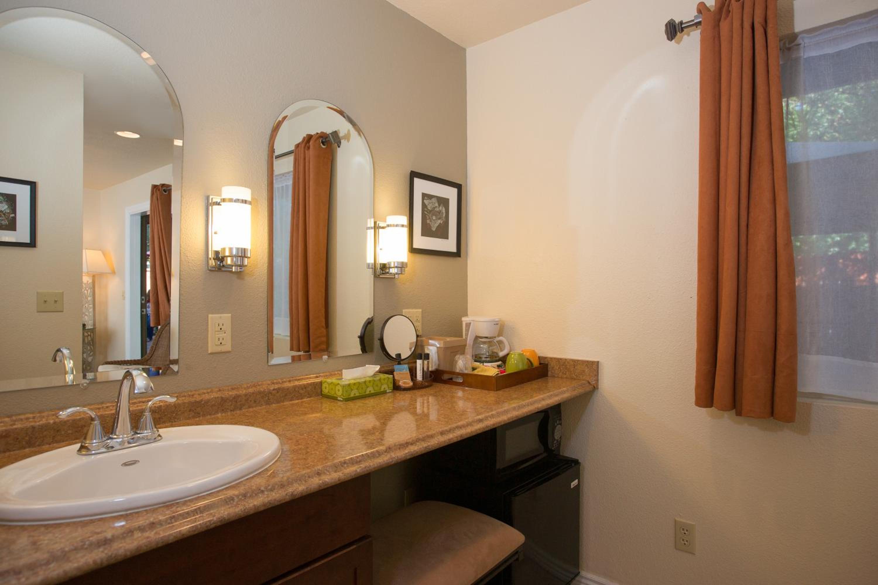 Twin Room - Photo 8