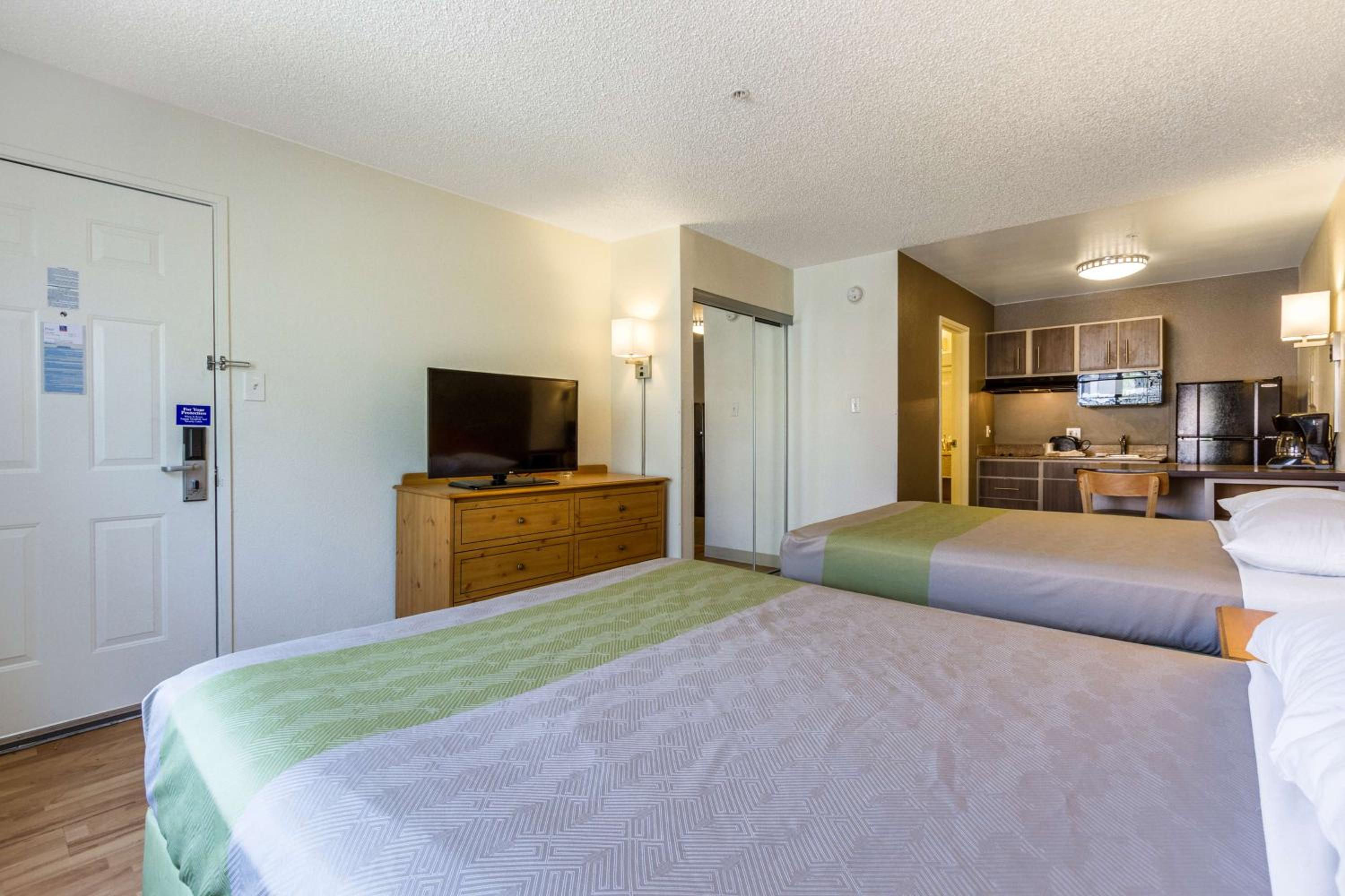 Queen Room with Two Queen Beds - Non-Smoking photo 3
