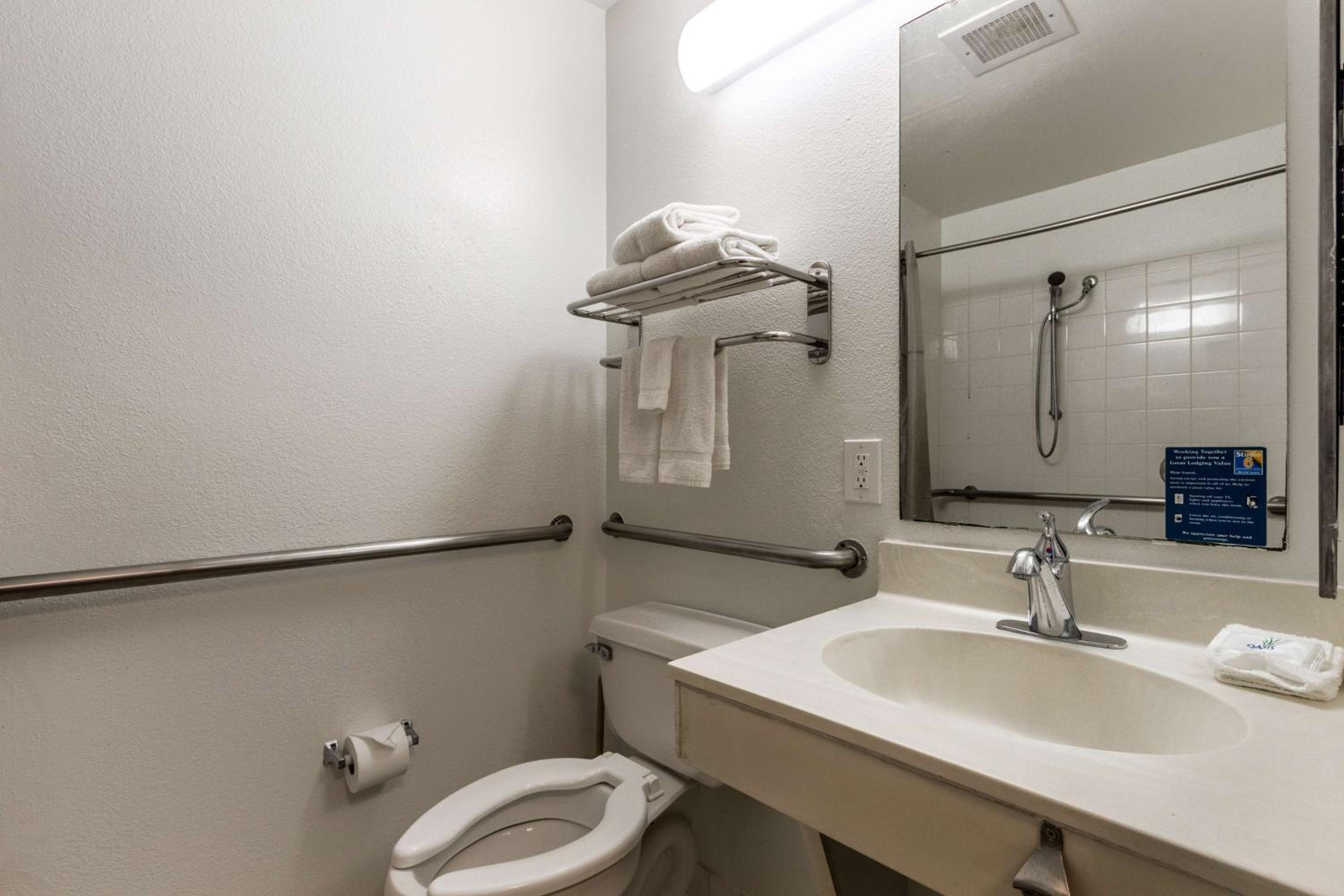 Queen Room - Disability Access - Non-Smoking photo 3
