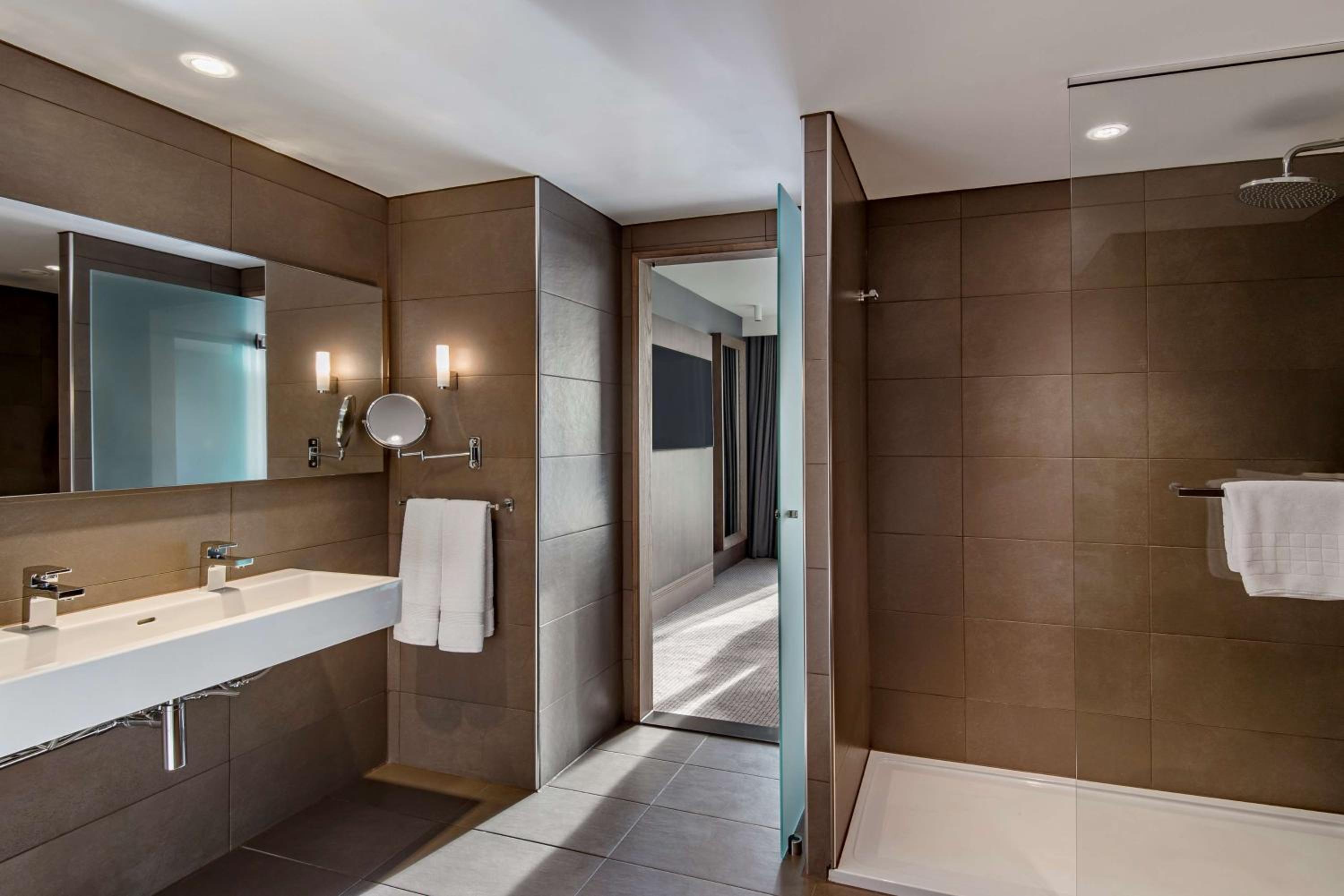 Executive Suite with Lounge Access - Photo 10