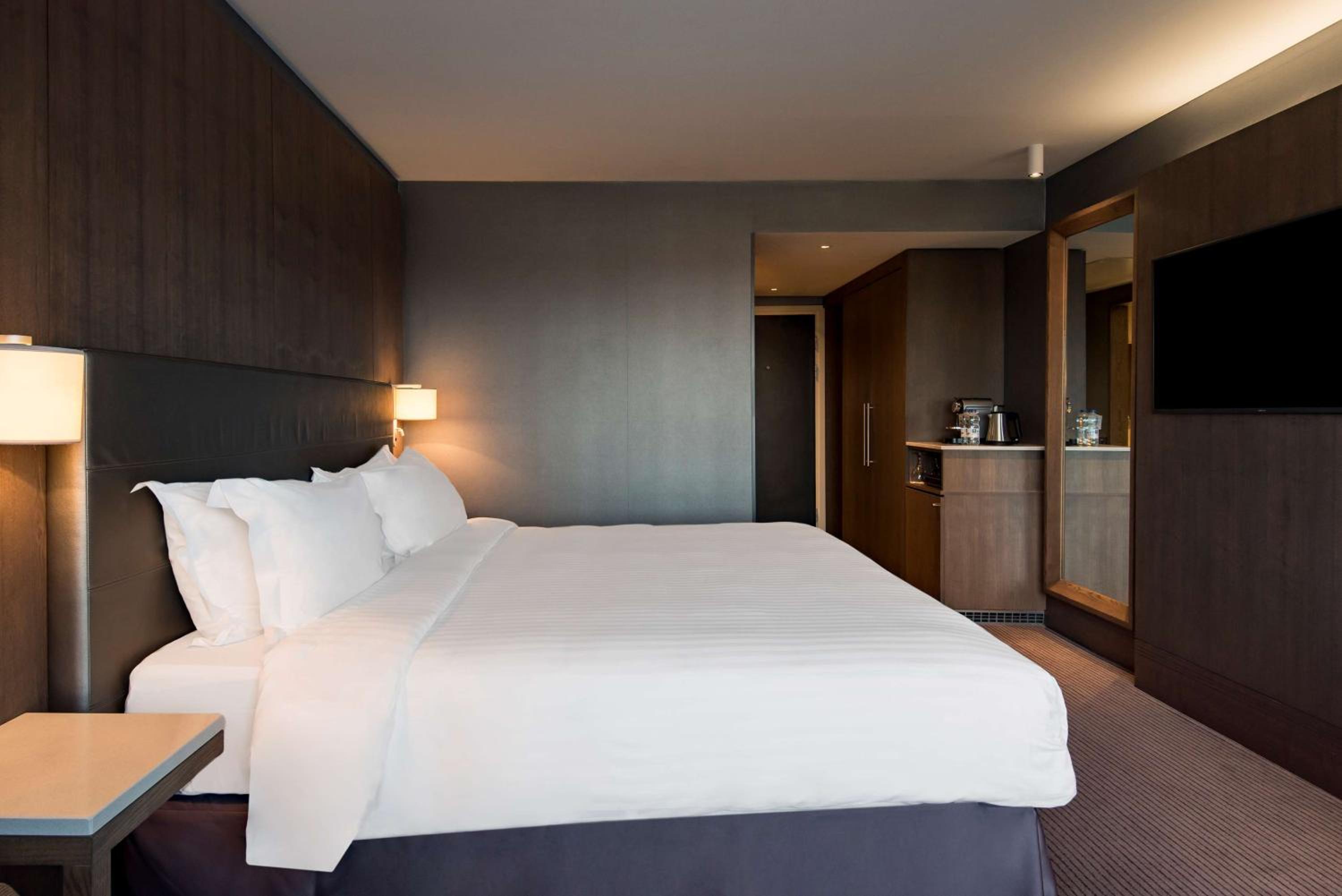 Premium Room with Runway View - Photo 7