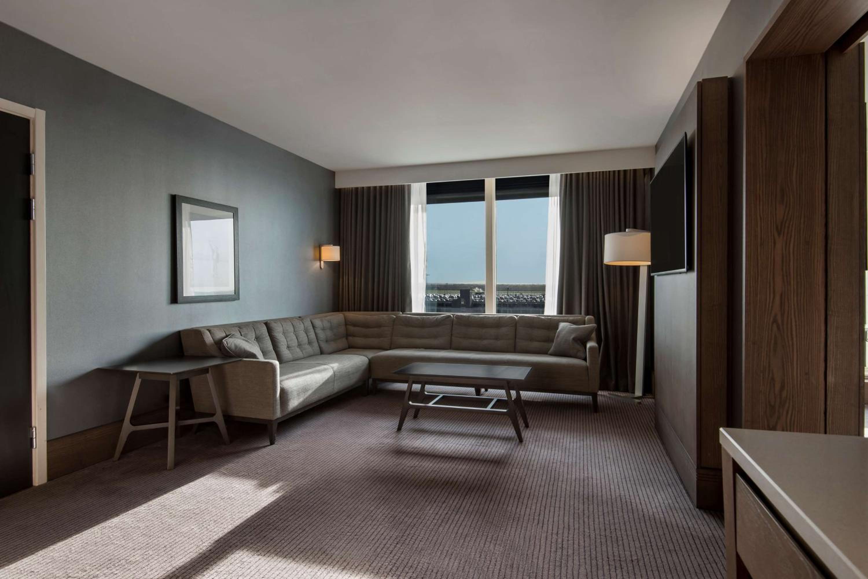 Executive Suite with Lounge Access - Photo 3