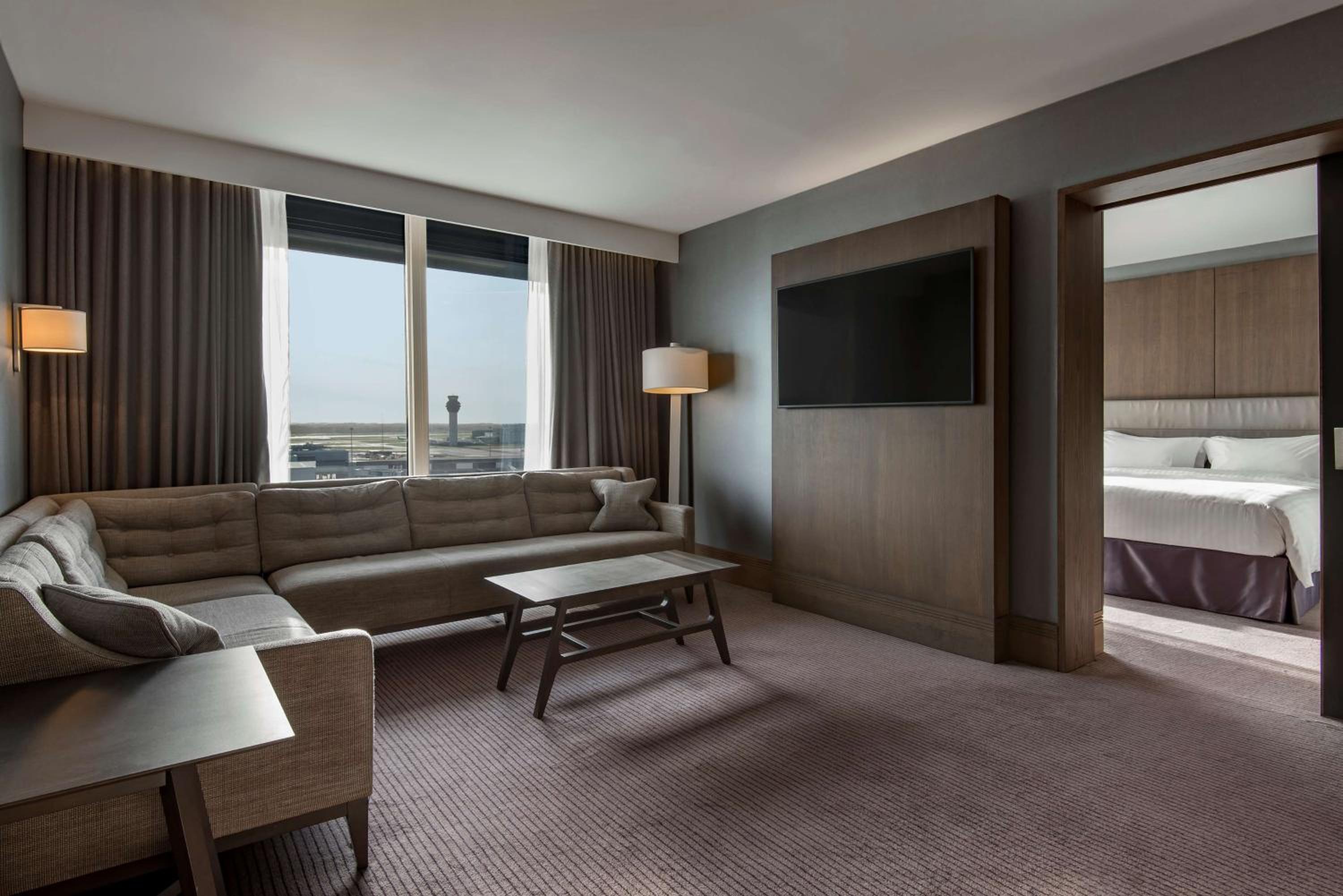 Executive Suite with Lounge Access - Photo 1