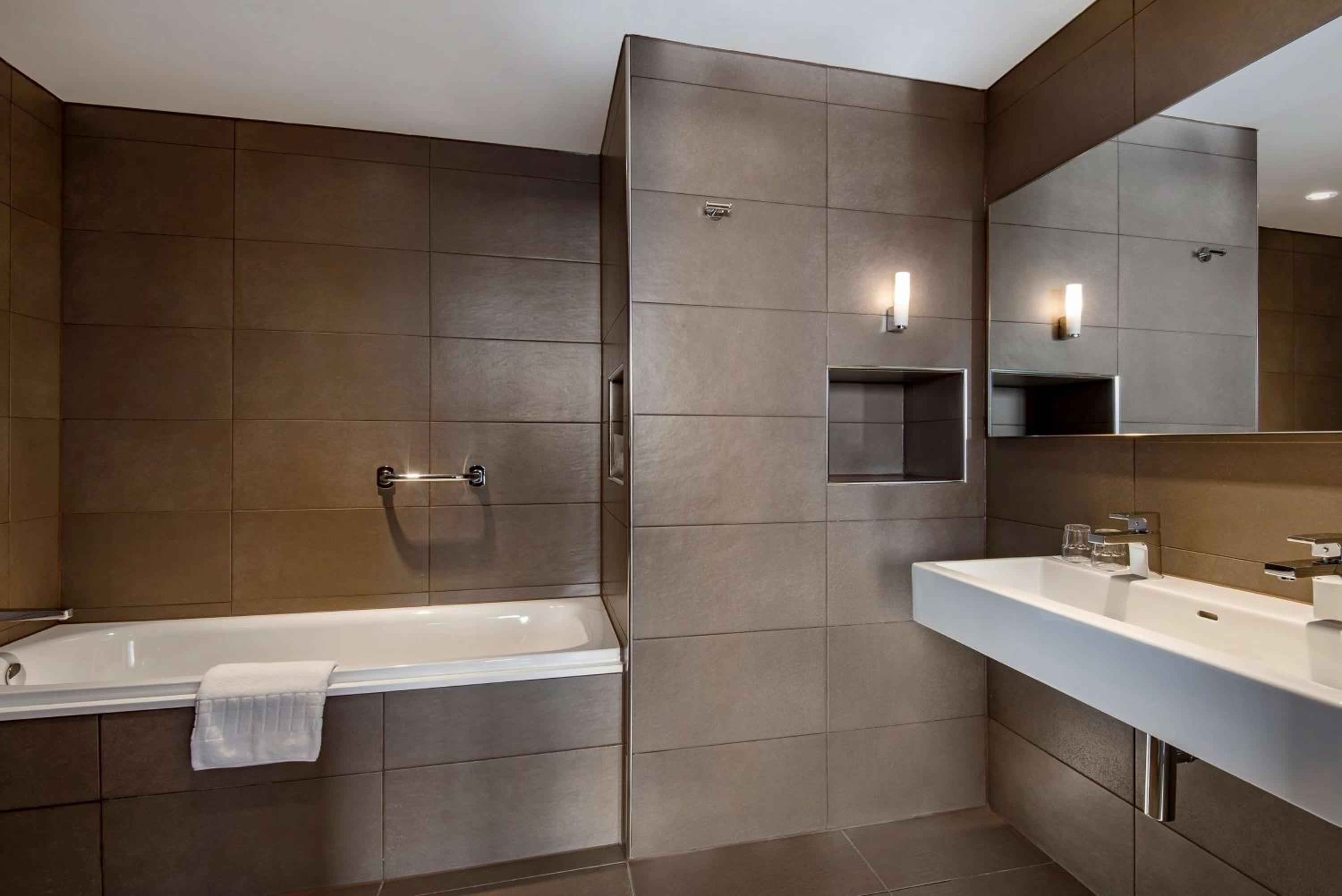Executive Suite with Lounge Access - Photo 13