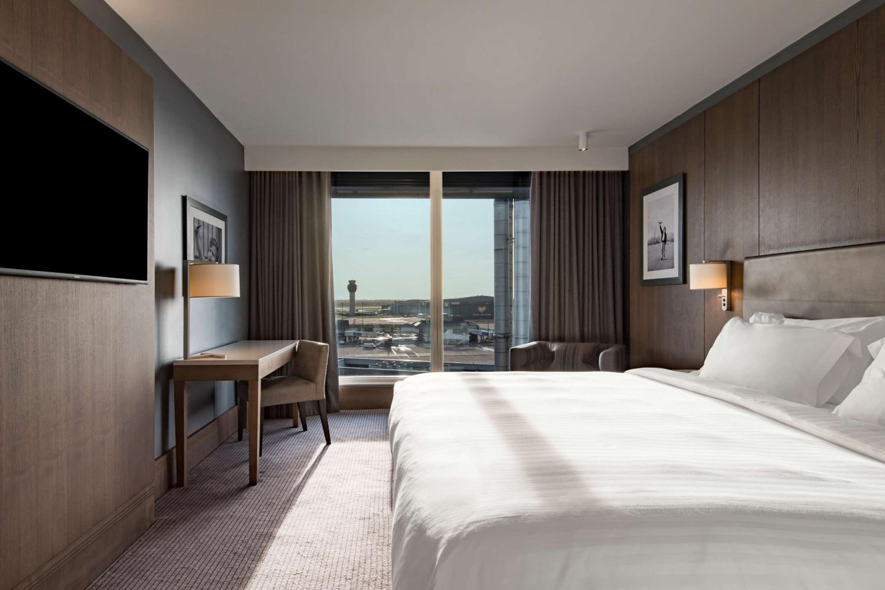 Executive Room with Runway View and Lounge Access - Photo 1