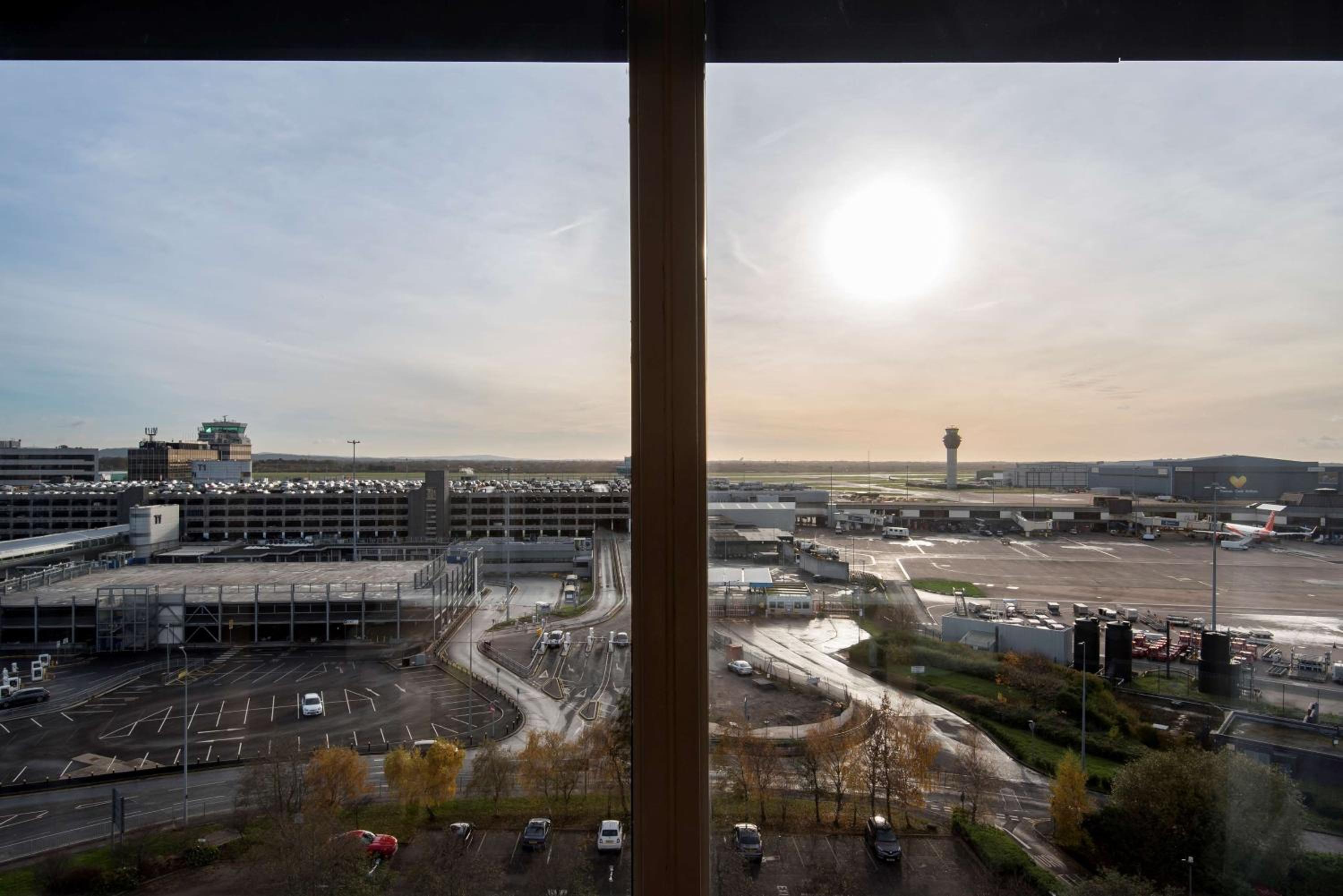Superior Room with Runway View - Photo 6