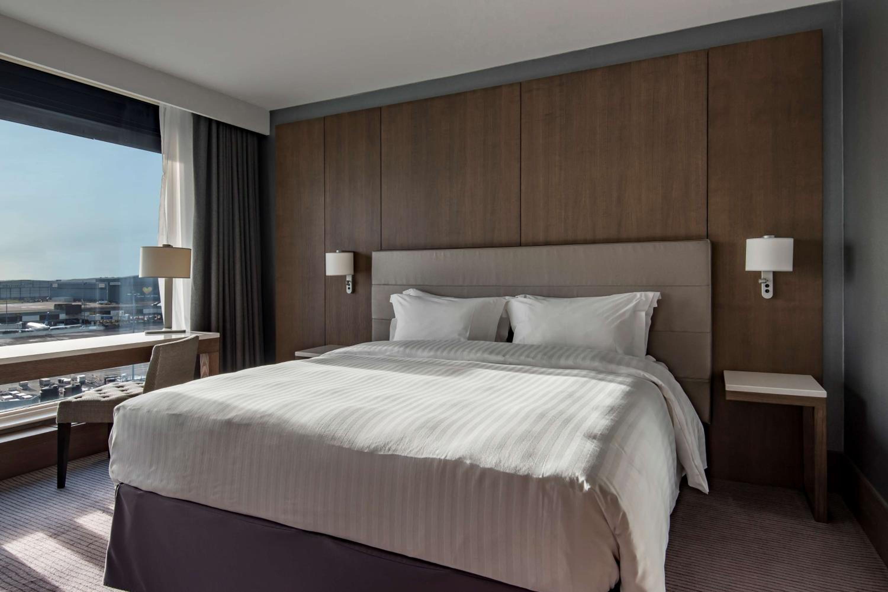 Executive Suite with Lounge Access - Photo 5