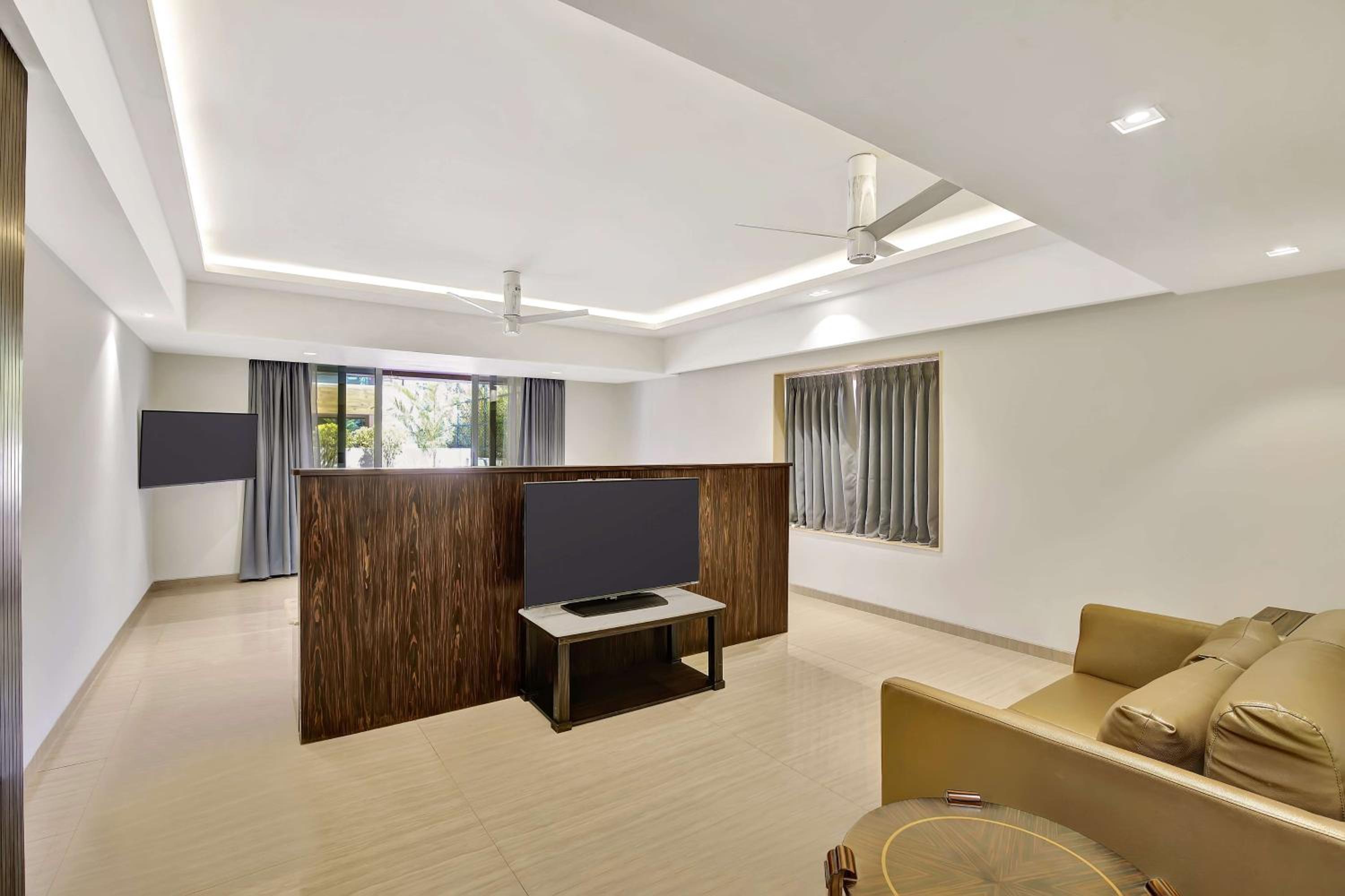 Suite with Terrace - Food credit of INR 1000 once per stay Bottle of wine, 20% discount on Food & Beverage, Spa & Laundry + flexible Check-in & Check-out
