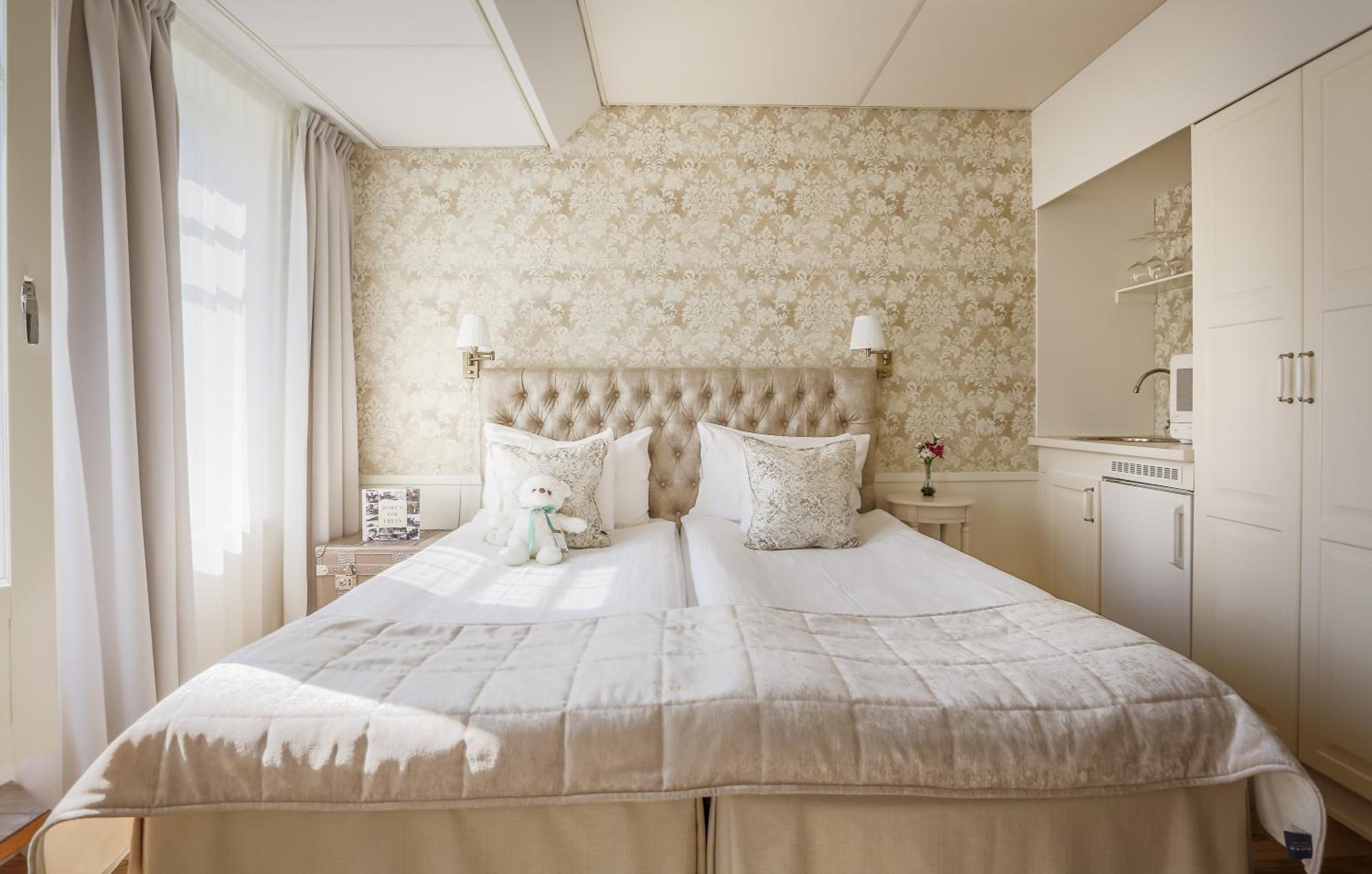Superior Room with Balcony thumbnail 6