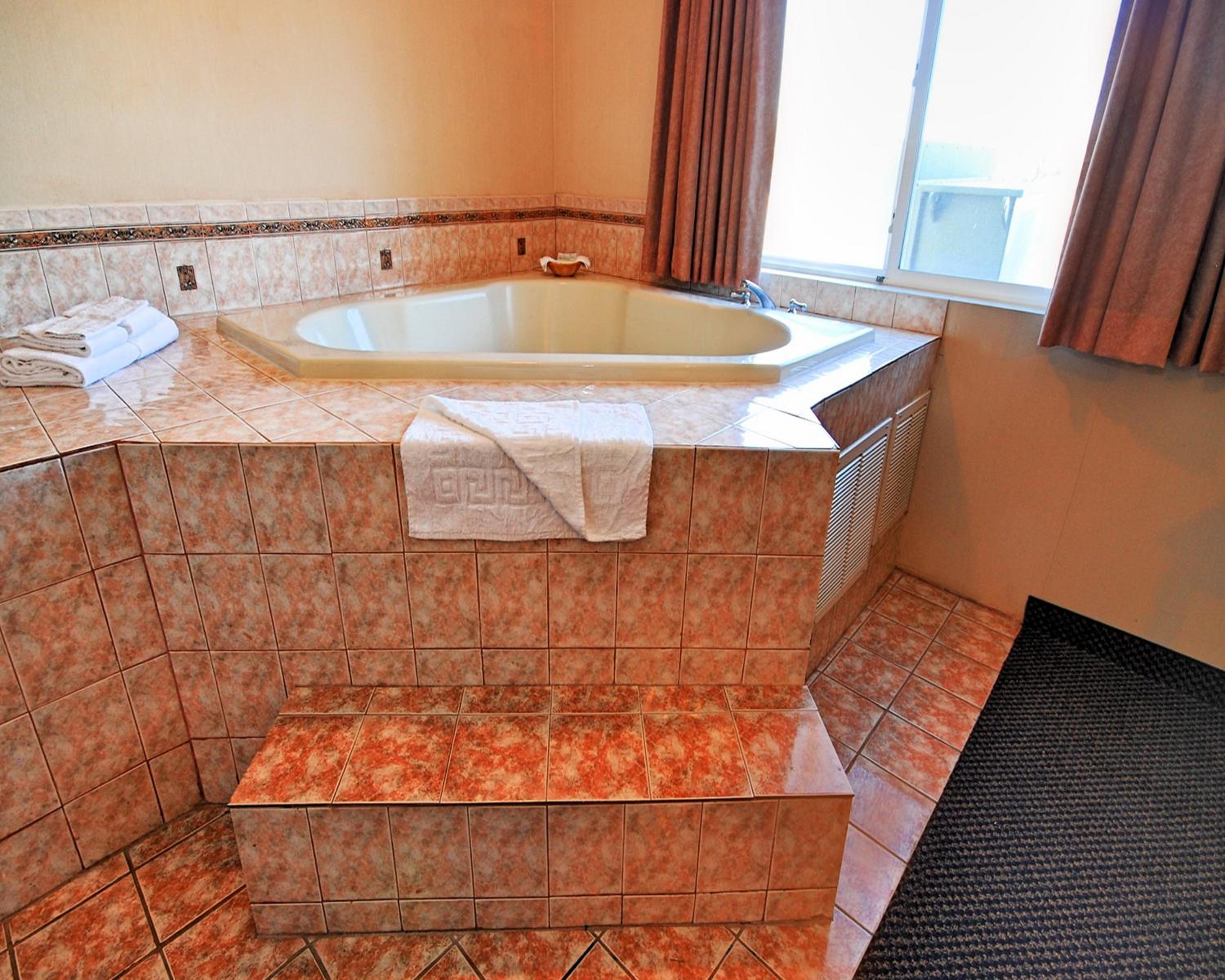 King Room with Hot Tub - Non-Smoking - Photo 4