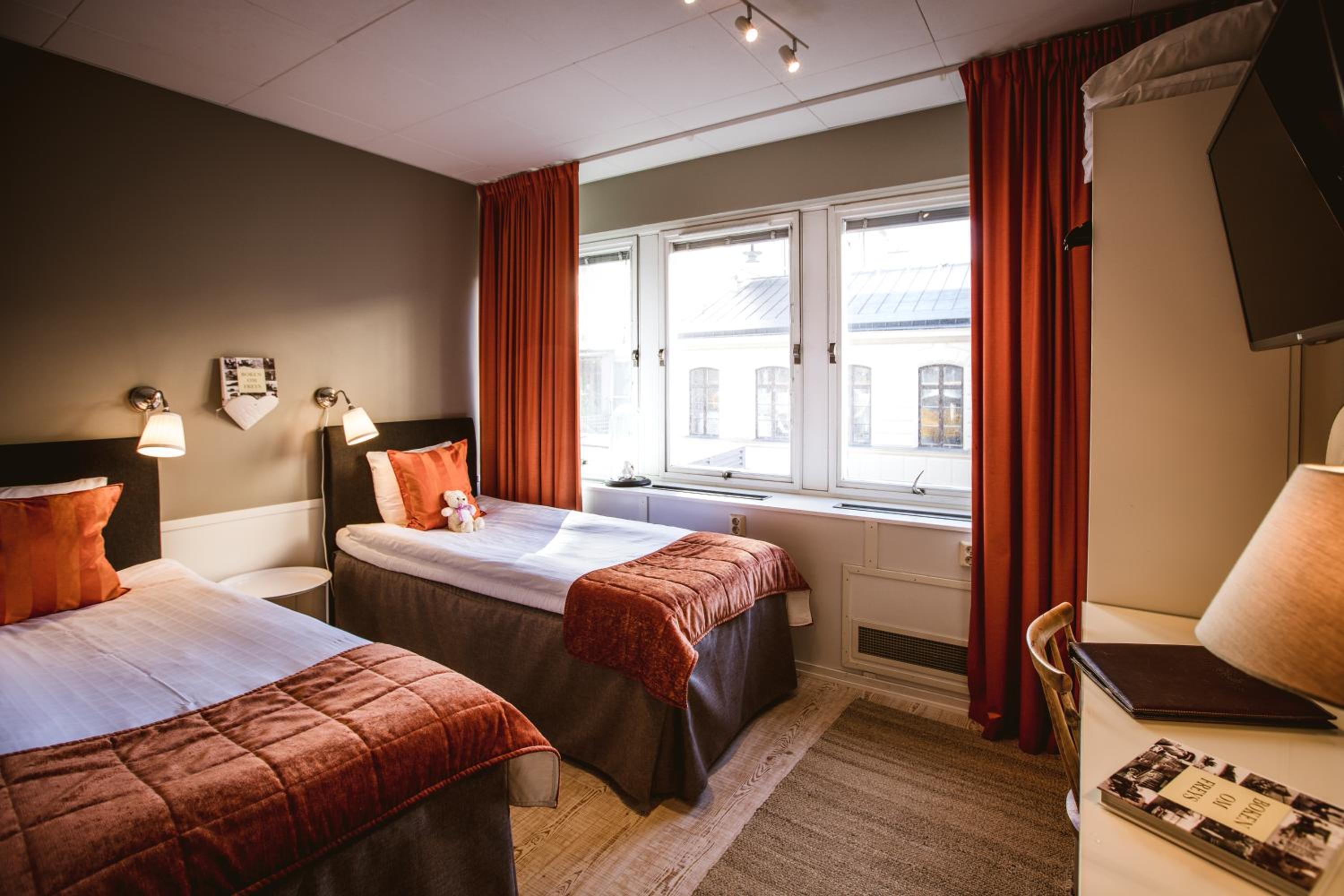 Standard Twin Room - Photo 8