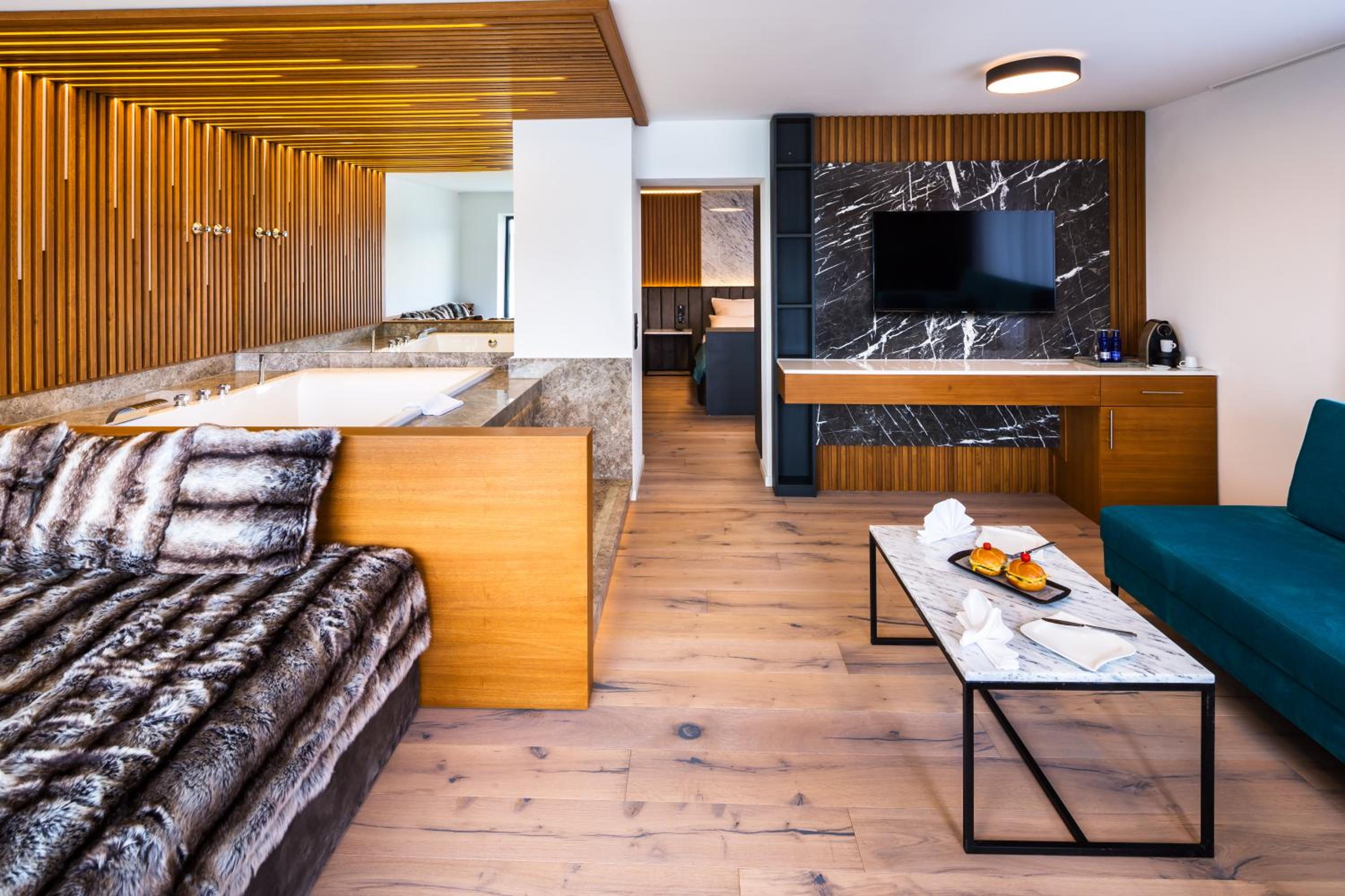 Superior Suite - Photo 7