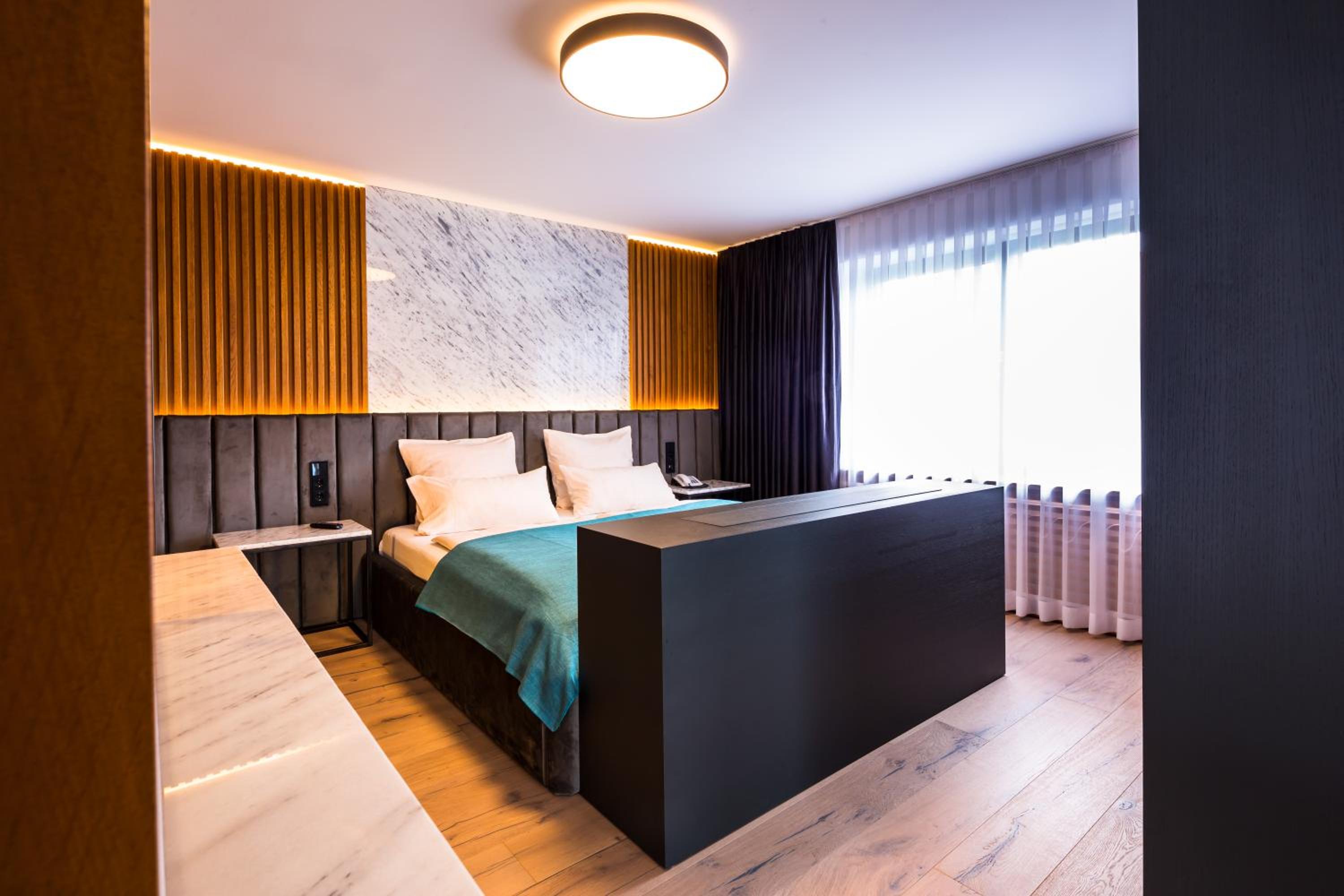 Superior Suite - Photo 9
