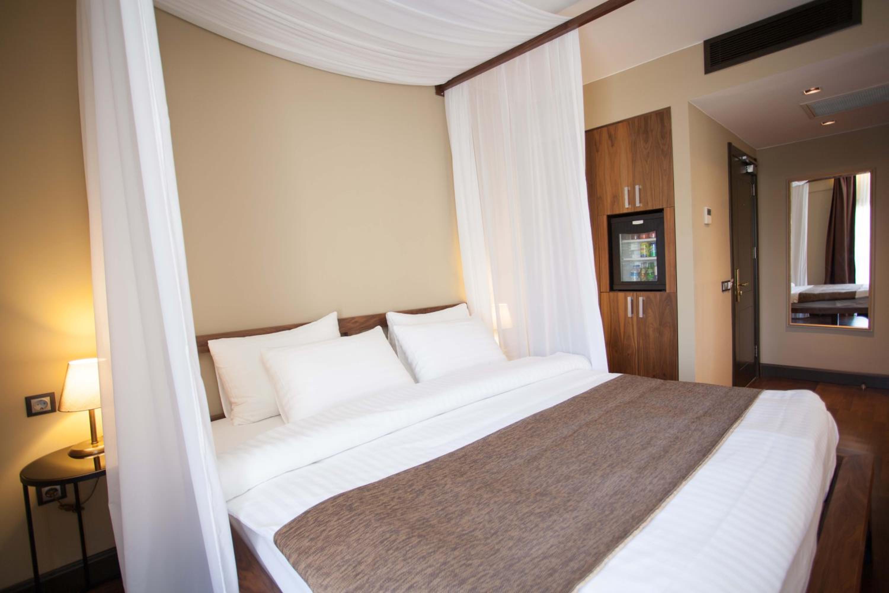Deluxe Double Room With Bath photo 2