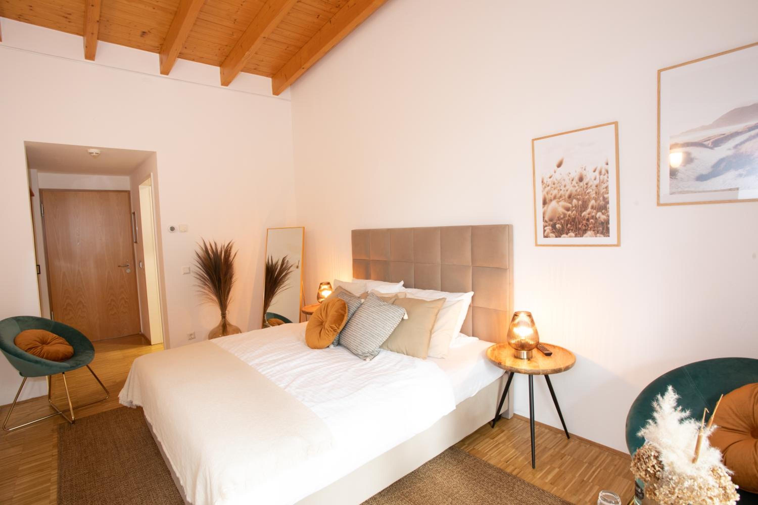 Double Room with Balcony - Photo 11