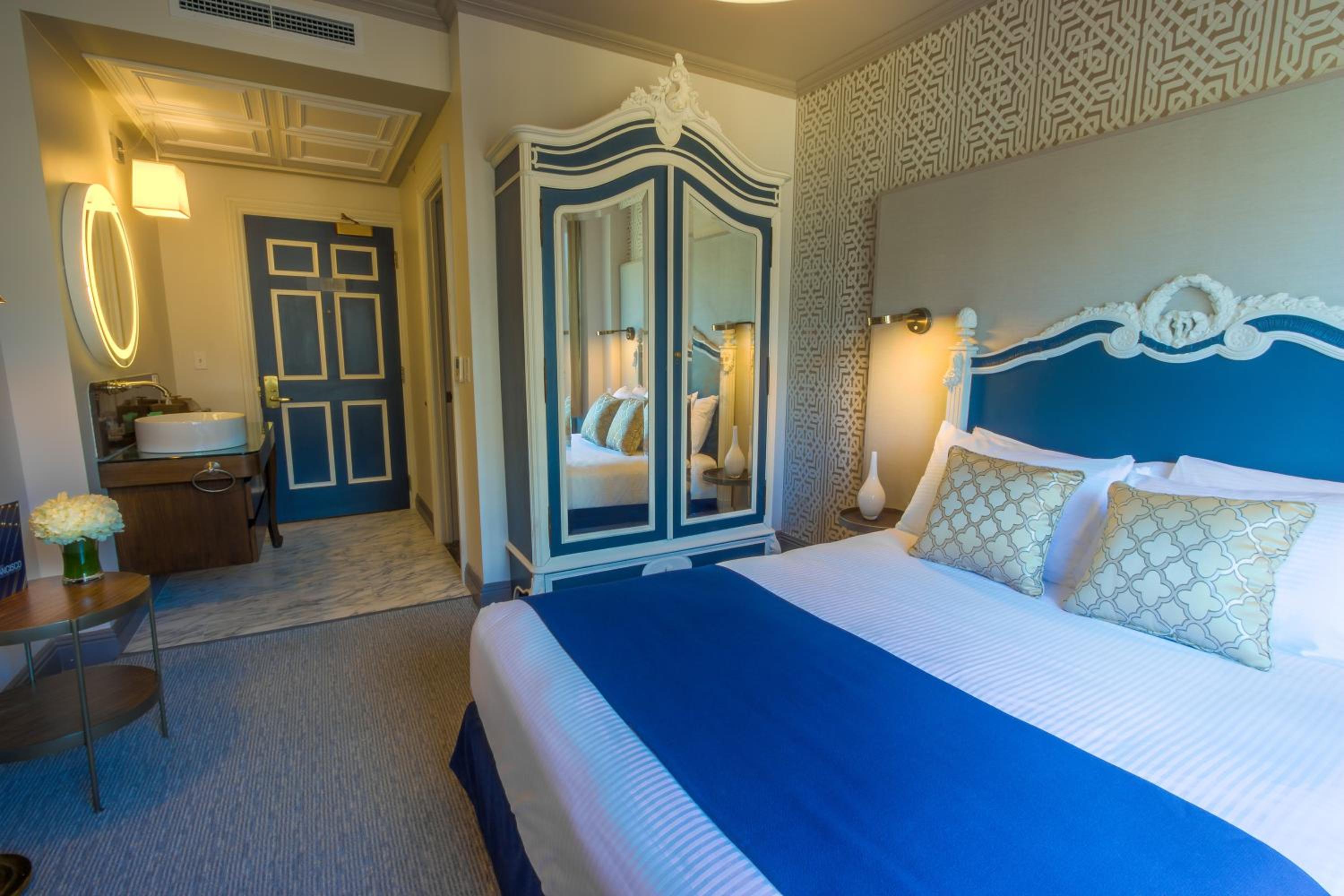 Deluxe Queen Room - Photo 8