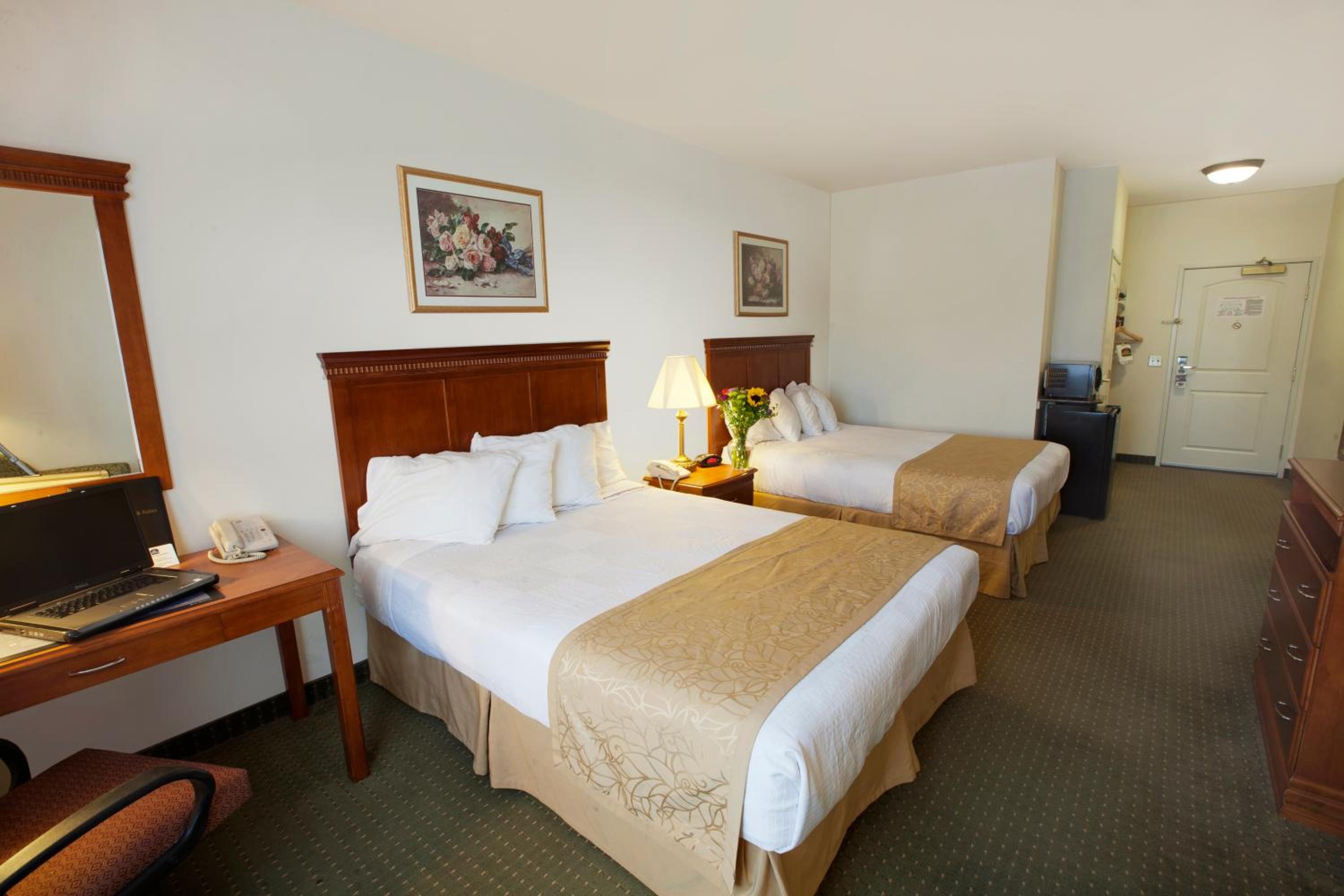 Queen Room with Two Queen Beds - Non-Smoking - Photo 2