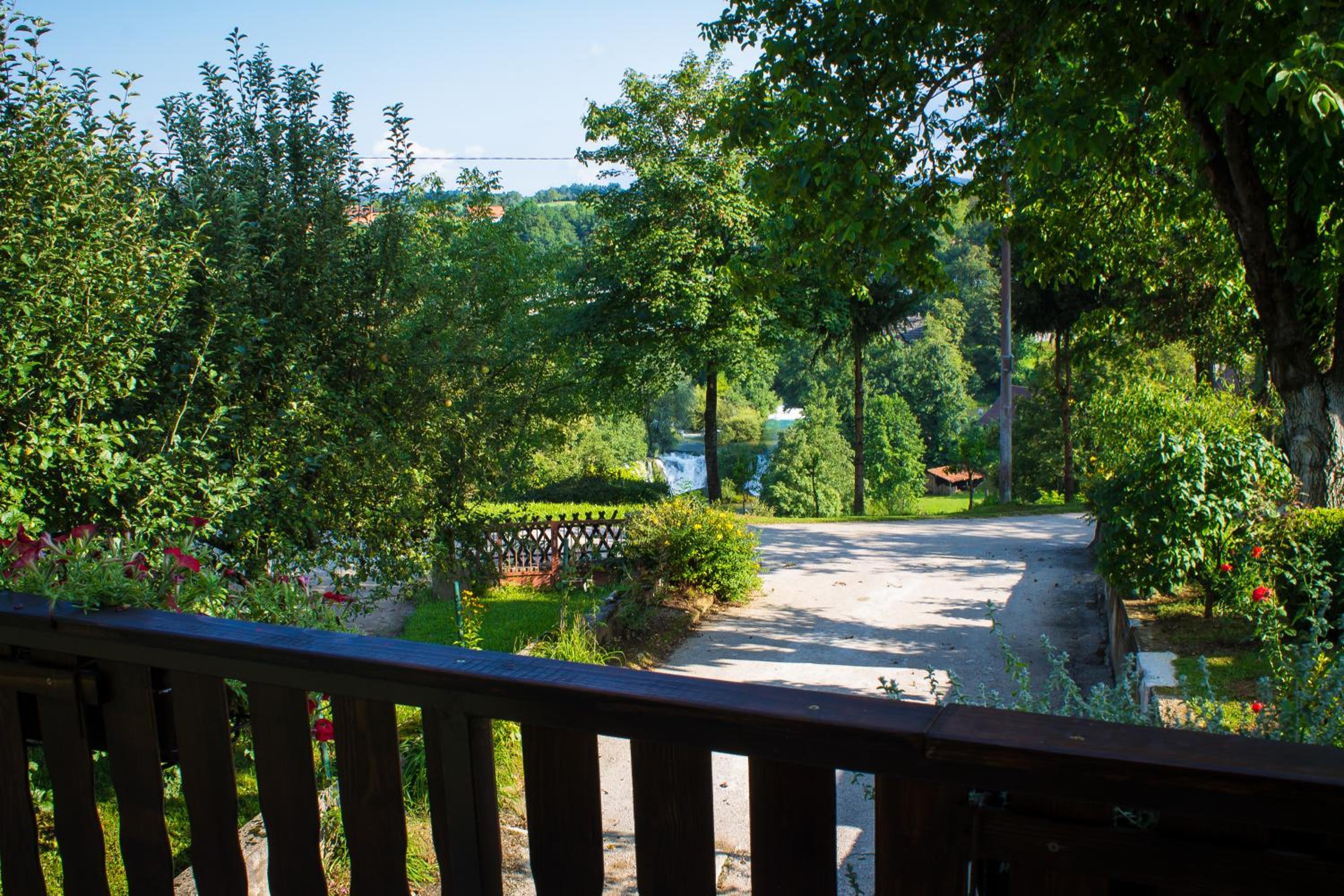 Deluxe Double Room with Balcony - Photo 6